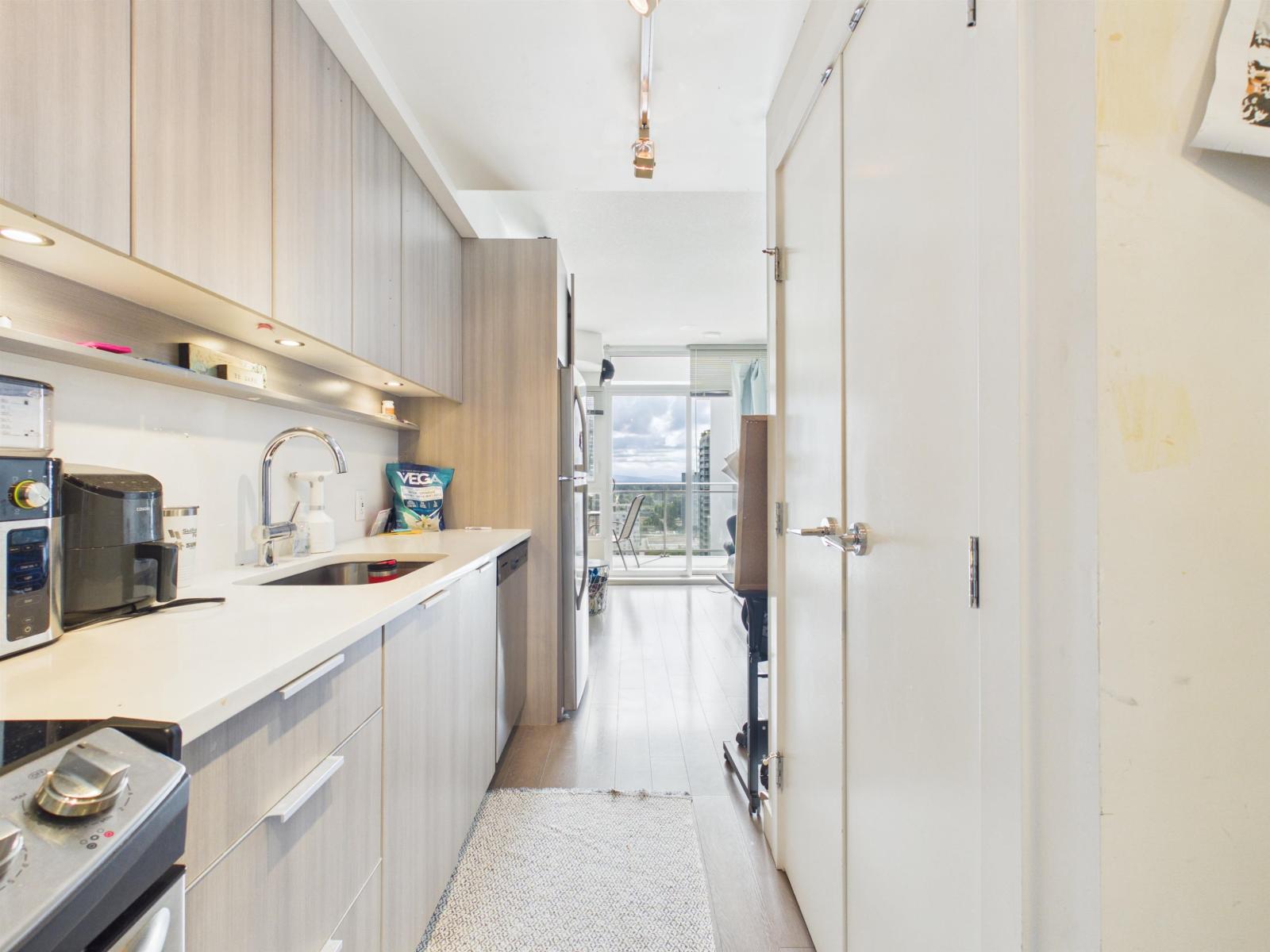 2811 13308 Central Avenue, Surrey, British Columbia  V3T 0M4 - Photo 4 - R3122343