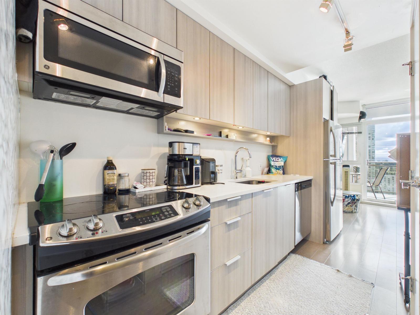 2811 13308 Central Avenue, Surrey, British Columbia  V3T 0M4 - Photo 2 - R3122343