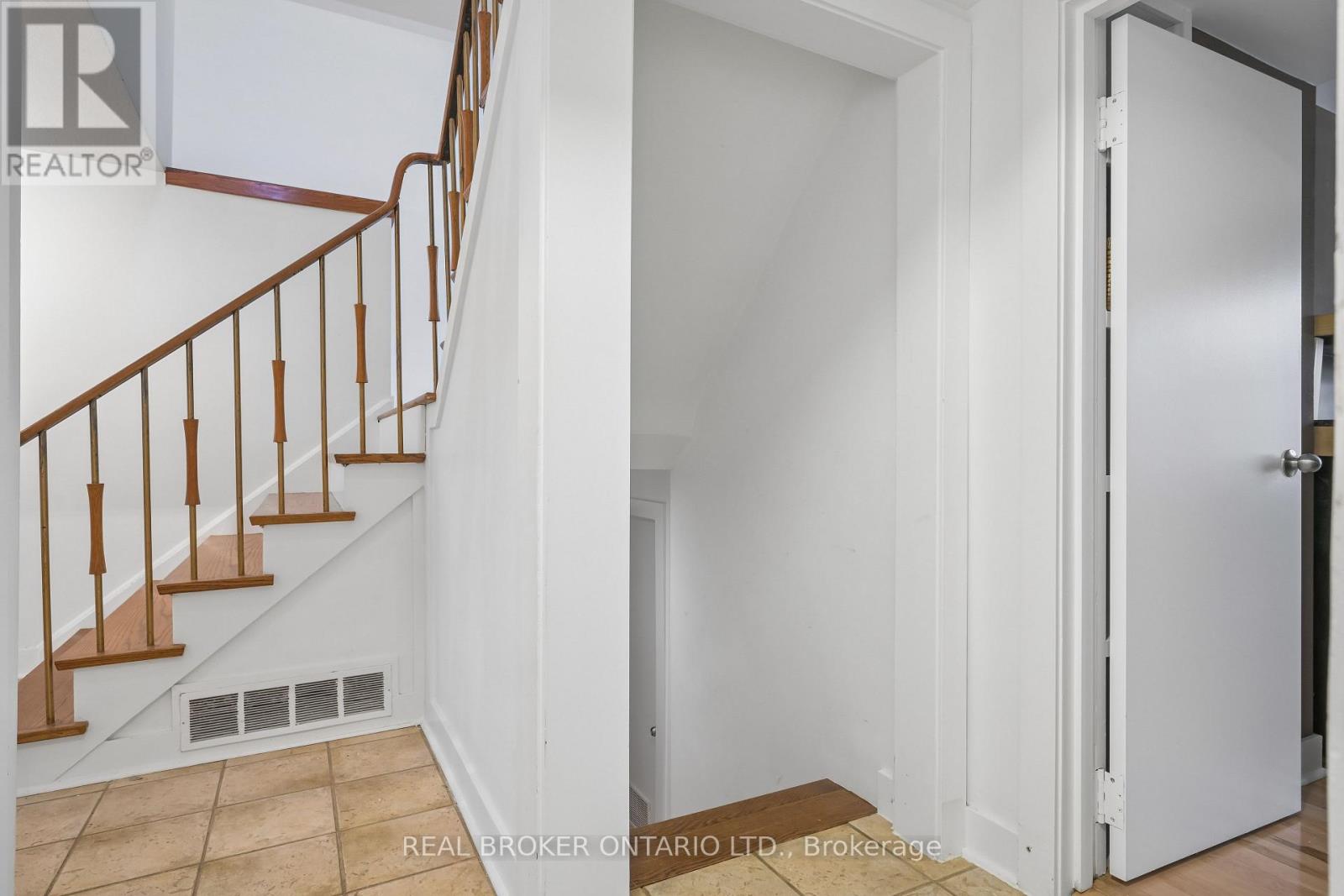 77 Norgrove Crescent, Toronto, Ontario  M9P 3C7 - Photo 3 - W13134042