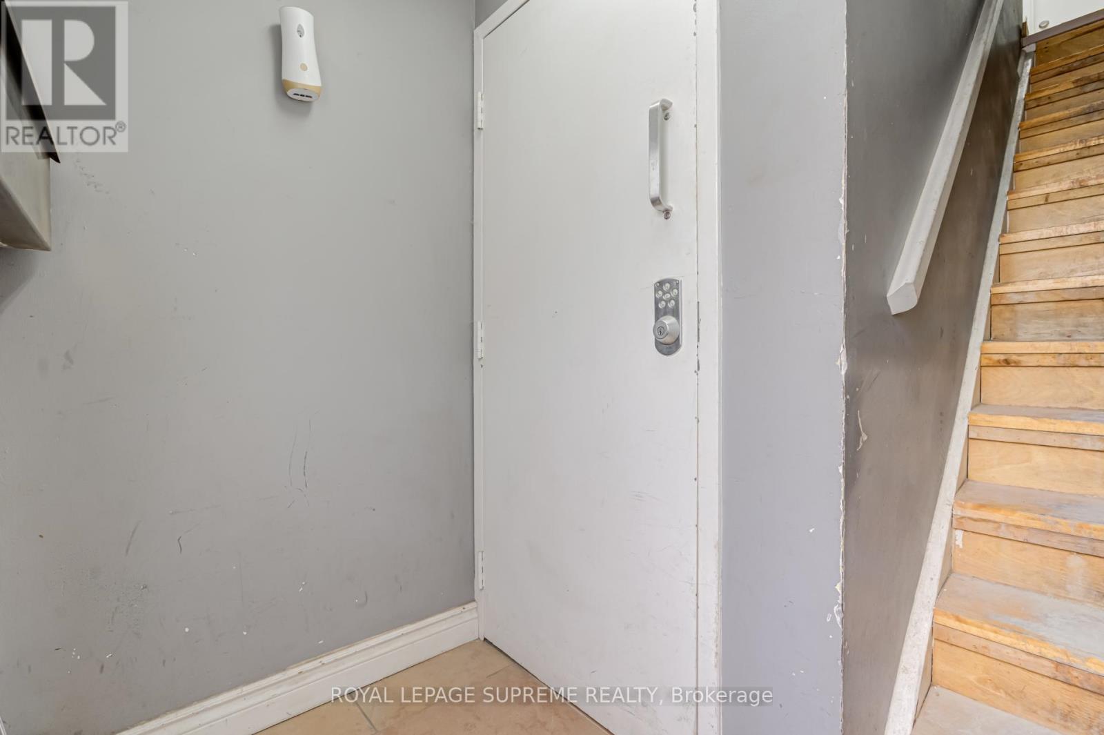 5 - 2696 St Clair Avenue W, Toronto, Ontario M6N 1M2 - Photo 19 - W13134398
