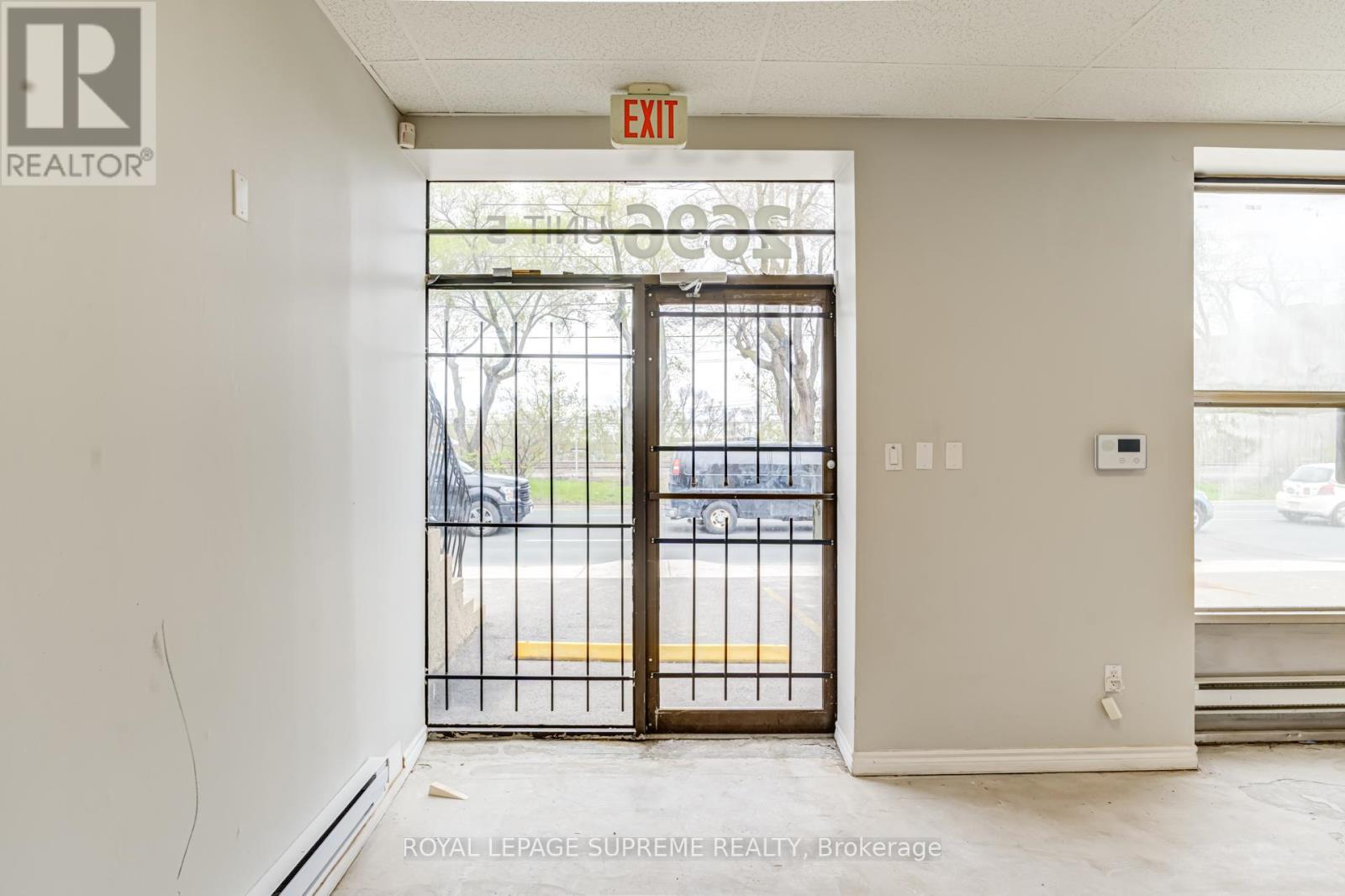 5 - 2696 St Clair Avenue W, Toronto, Ontario M6N 1M2 - Photo 4 - W13134398