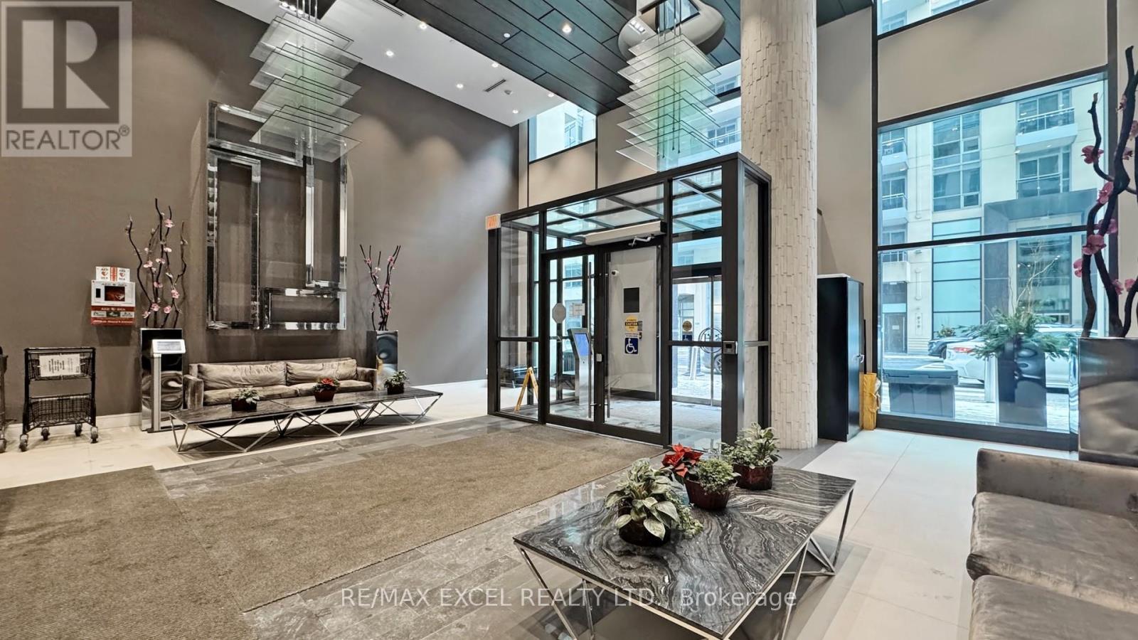 1709 - 9205 Yonge Street, Richmond Hill, Ontario  L4C 1V5 - Photo 2 - N13134584