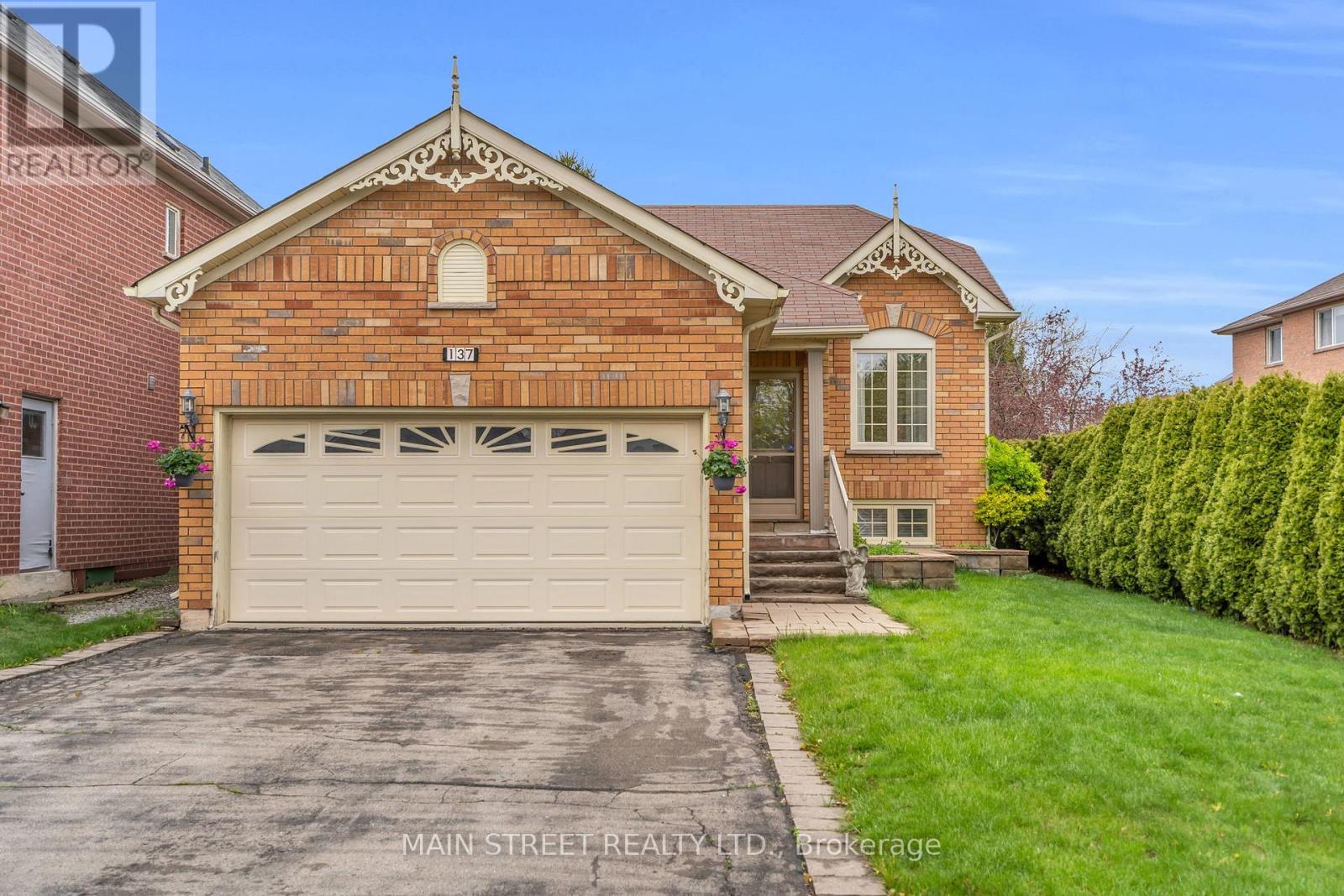 137 Clearmeadow Boulevard, Newmarket, Ontario  L3X 2E9 - Photo 2 - N13134610