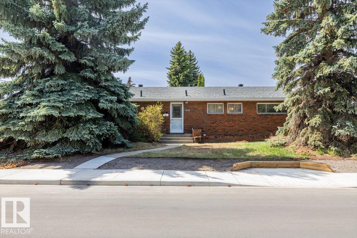 <div class="slider-price">$475,000.00</div><p>9732 64 St Nw, Edmonton, Alberta</p>