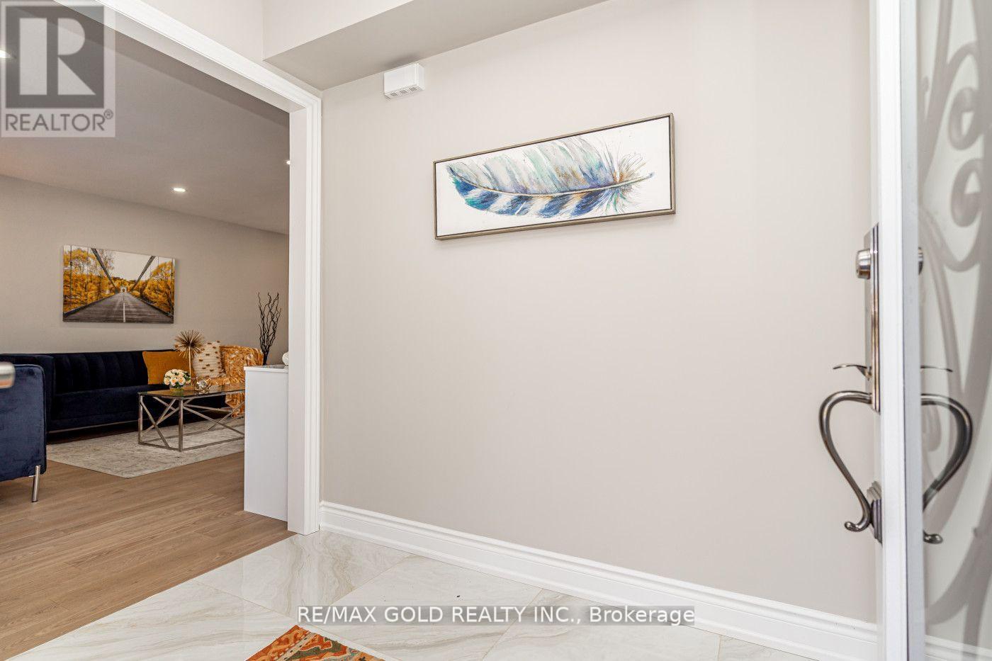 48 Malcolm Crescent, Brampton, Ontario  L6S 3C8 - Photo 4 - W13134530