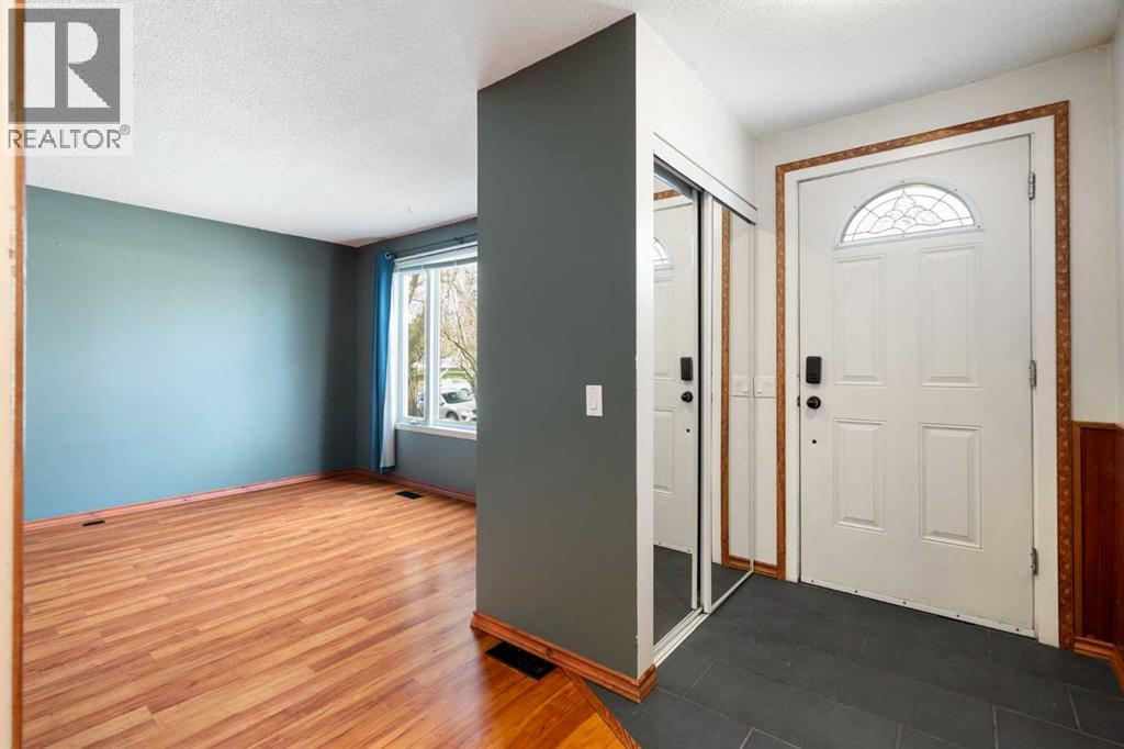 3226 Dover Crescent Se, Calgary, Alberta  T2B 1V2 - Photo 5 - A2309788