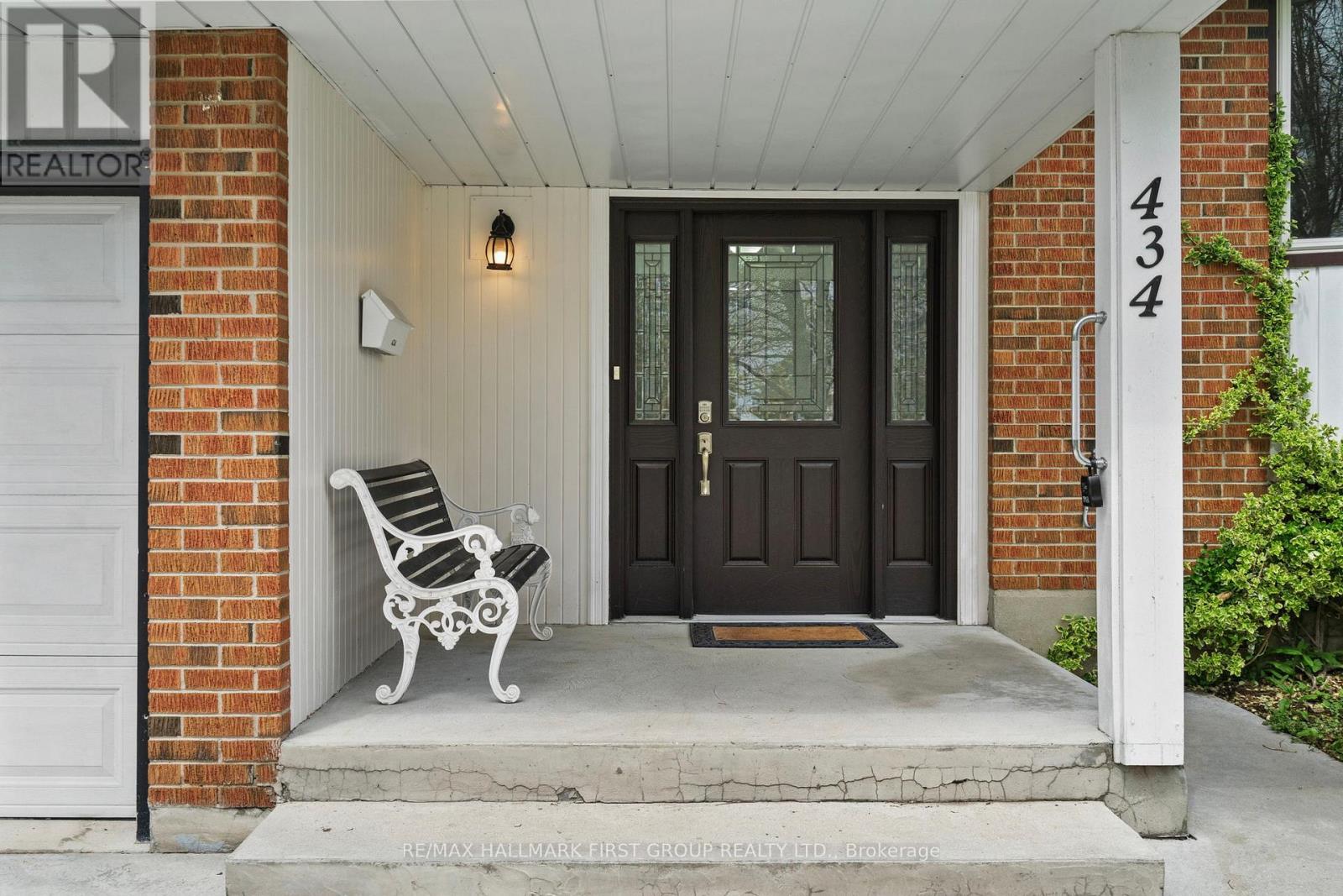 434 Hackney Court, Oshawa, Ontario  L1G 2Y4 - Photo 3 - E13134656