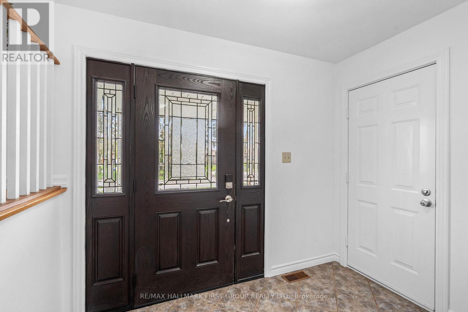 434 Hackney Court, Oshawa, Ontario  L1G 2Y4 - Photo 4 - E13134656
