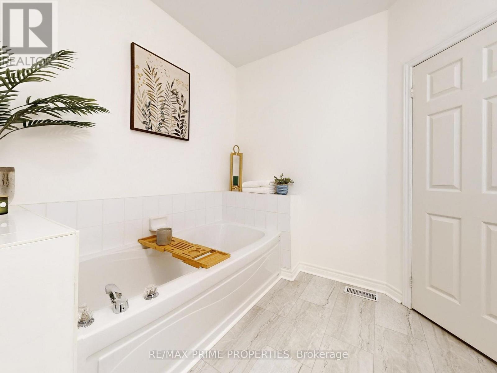 4 Colleen Bay Way, Markham, Ontario  L6E 1B4 - Photo 21 - N13134858