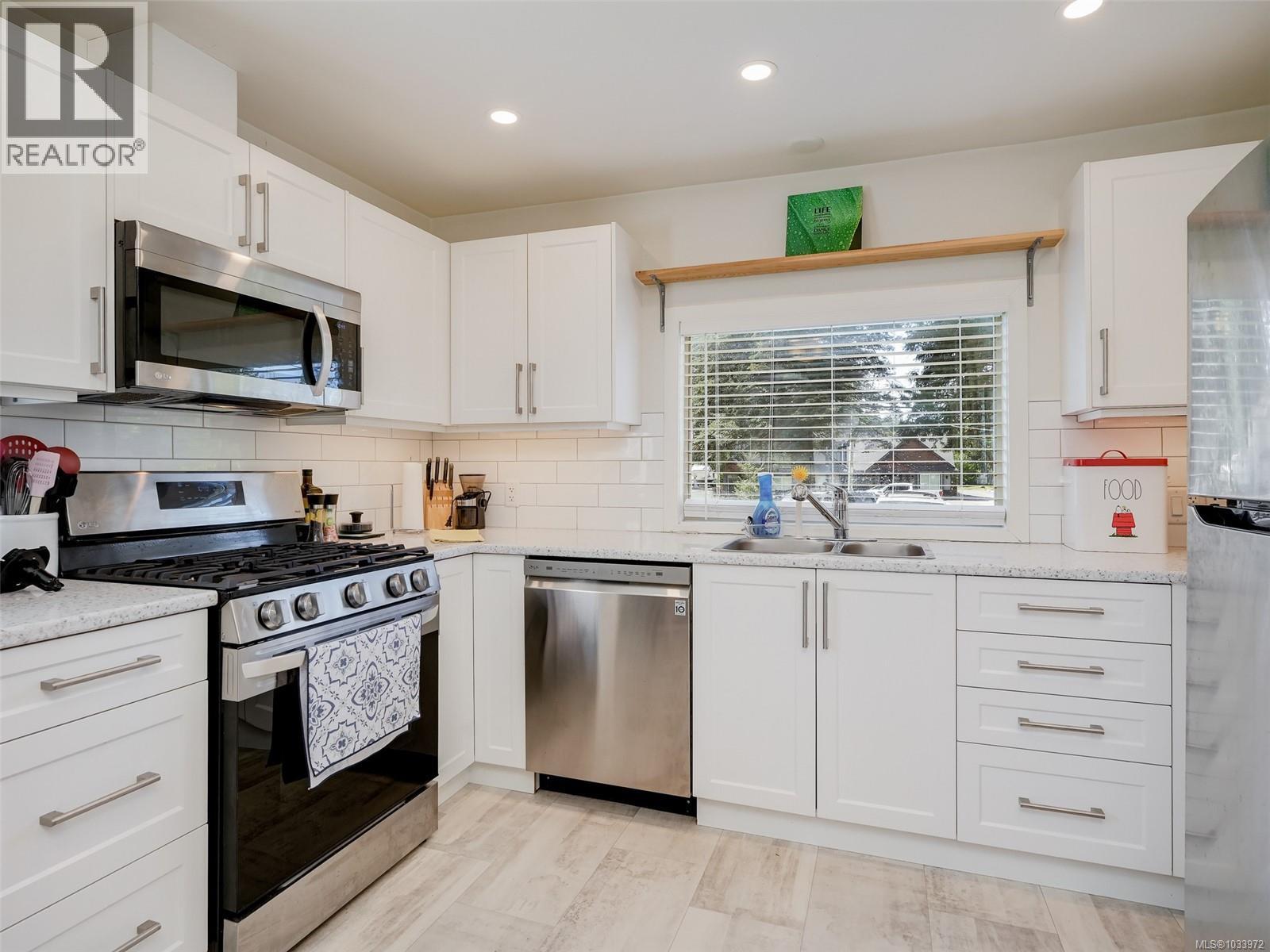 948 Latoria Rd, Langford, British Columbia  V9C 3A8 - Photo 7 - 1033972
