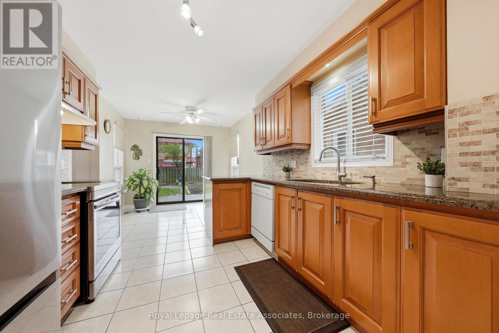 14 Beisel Court, Brampton, Ontario  L6Z 2R8 - Photo 8 - W13134940
