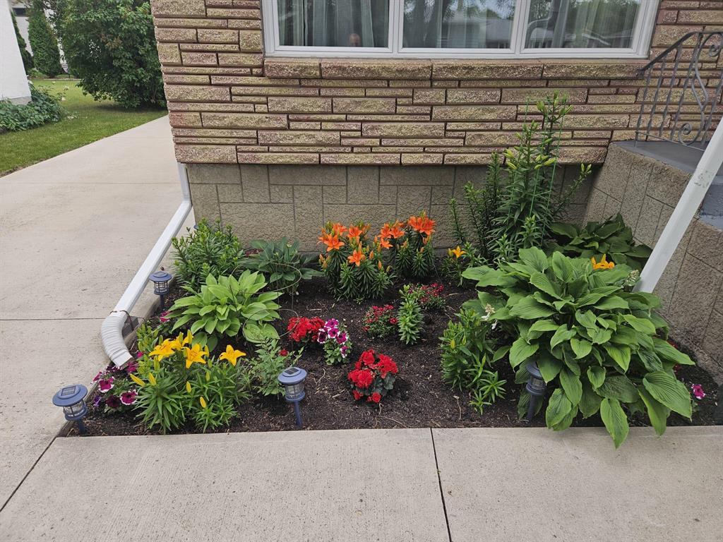 90 De Bourmont Bay, Winnipeg, Manitoba  R2J 1K3 - Photo 2 - 202610671