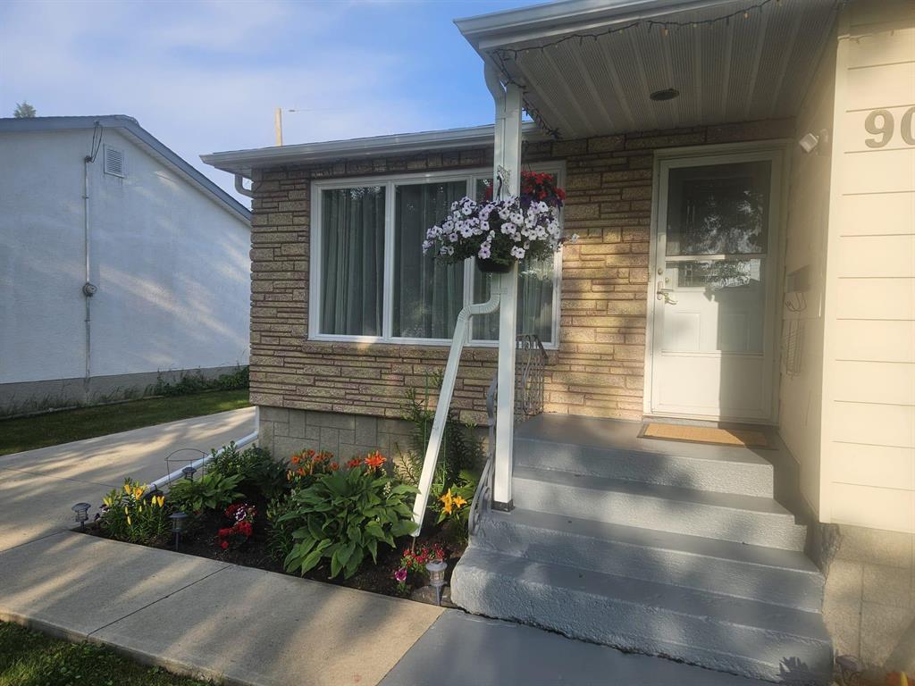 90 De Bourmont Bay, Winnipeg, Manitoba  R2J 1K3 - Photo 1 - 202610671