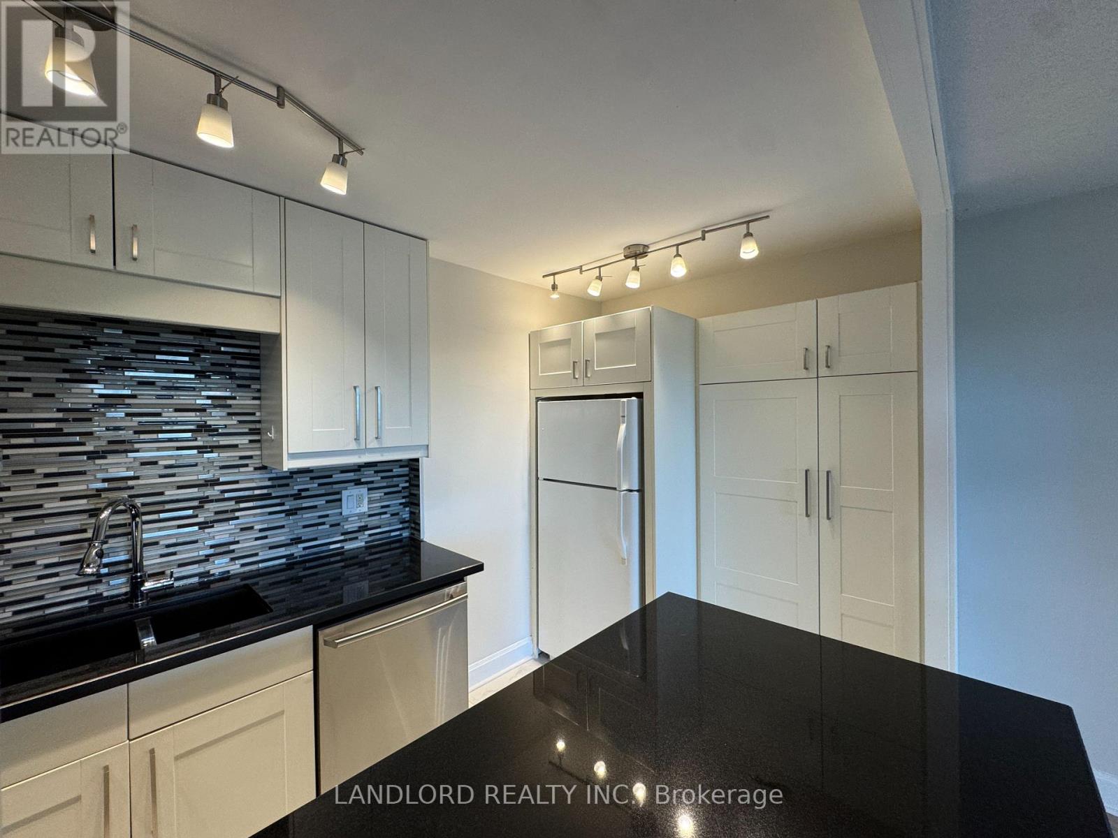 1105 - 20 Speers Road, Oakville, Ontario  L6K 3R5 - Photo 3 - W13133004
