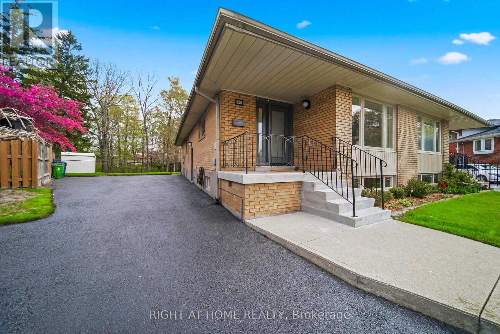 65 Vanguard Drive, Toronto, Ontario  M9B 5E8 - Photo 6 - W13121402