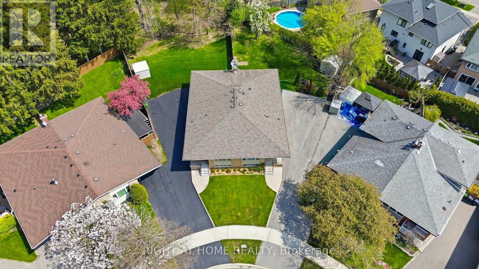 65 Vanguard Drive, Toronto, Ontario  M9B 5E8 - Photo 4 - W13121402