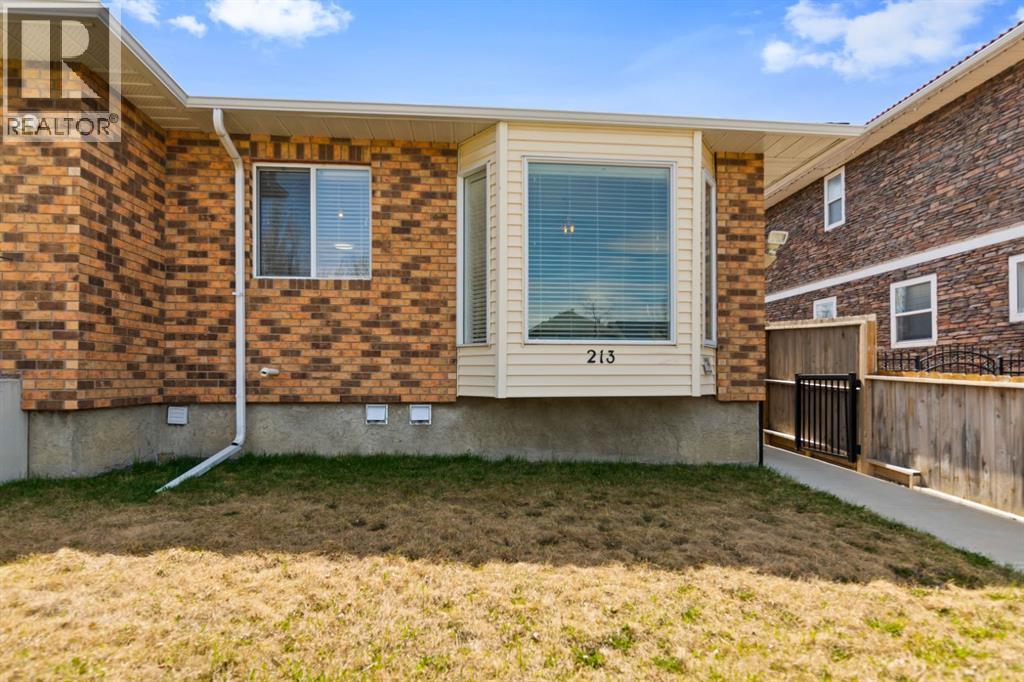 213 25 Avenue NE, Calgary, Alberta  T2E 1Y2 - Photo 3 - A2309875