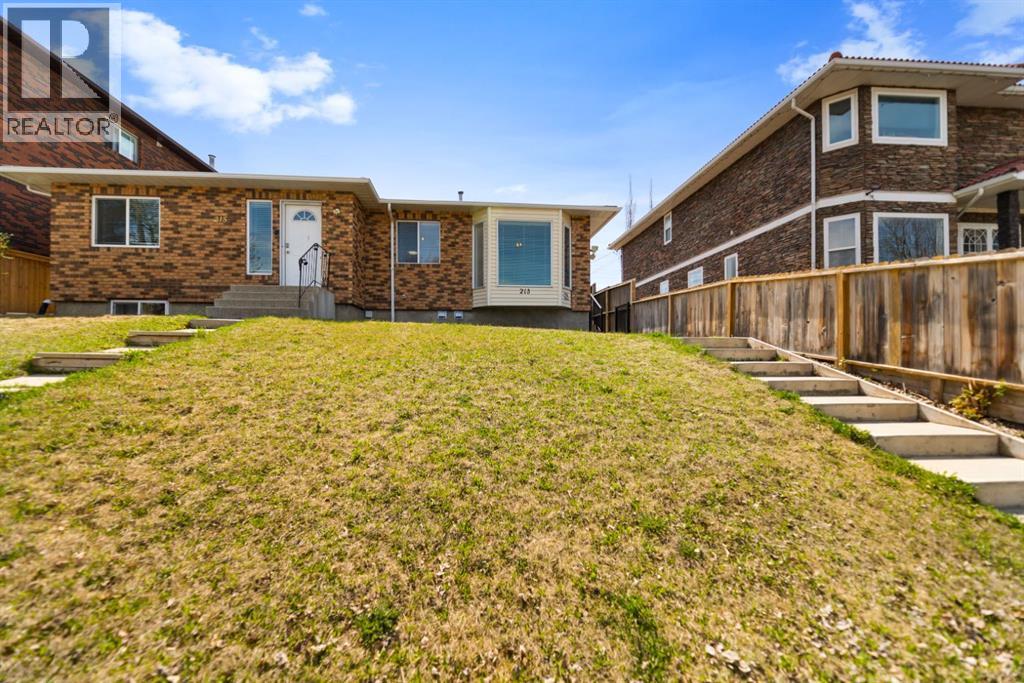 213 25 Avenue NE, Calgary, Alberta  T2E 1Y2 - Photo 2 - A2309875