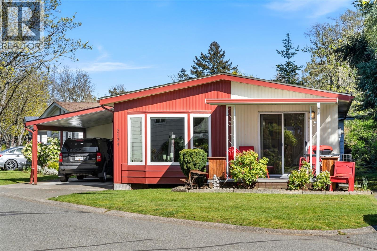 2129 Summergate Blvd, Sidney, British Columbia  V8L 4K9 - Photo 1 - 1037050