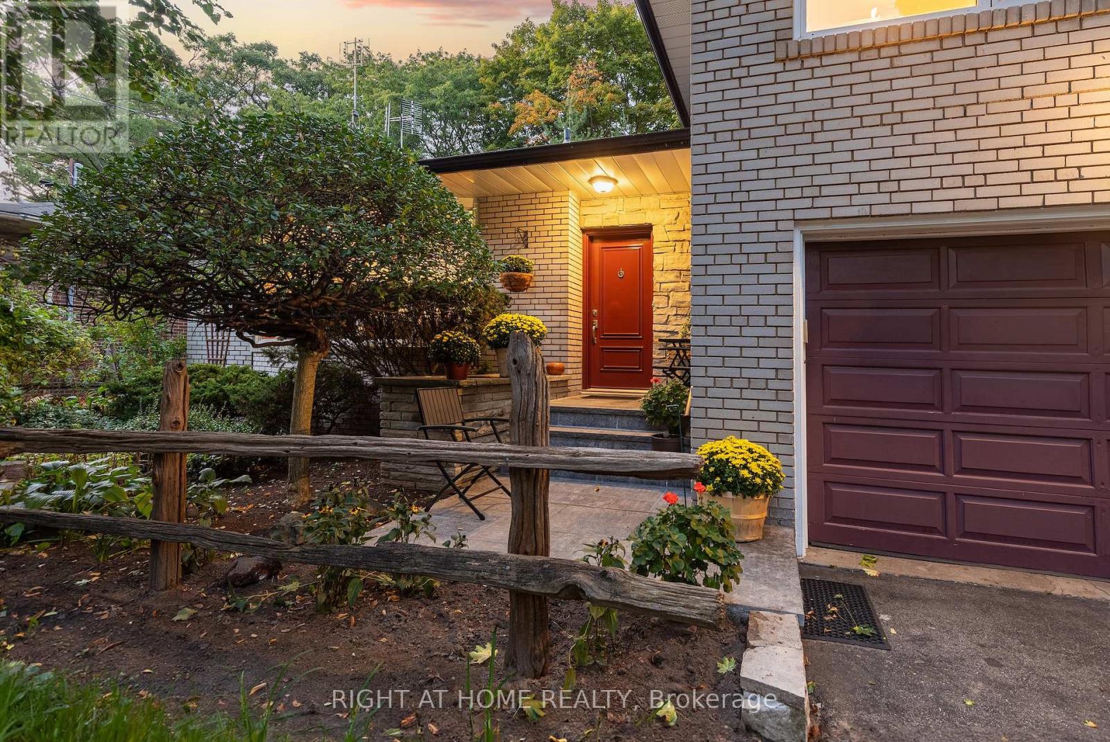 3325 Enniskillen Circle, Mississauga, Ontario  L5C 2M9 - Photo 3 - W13135124