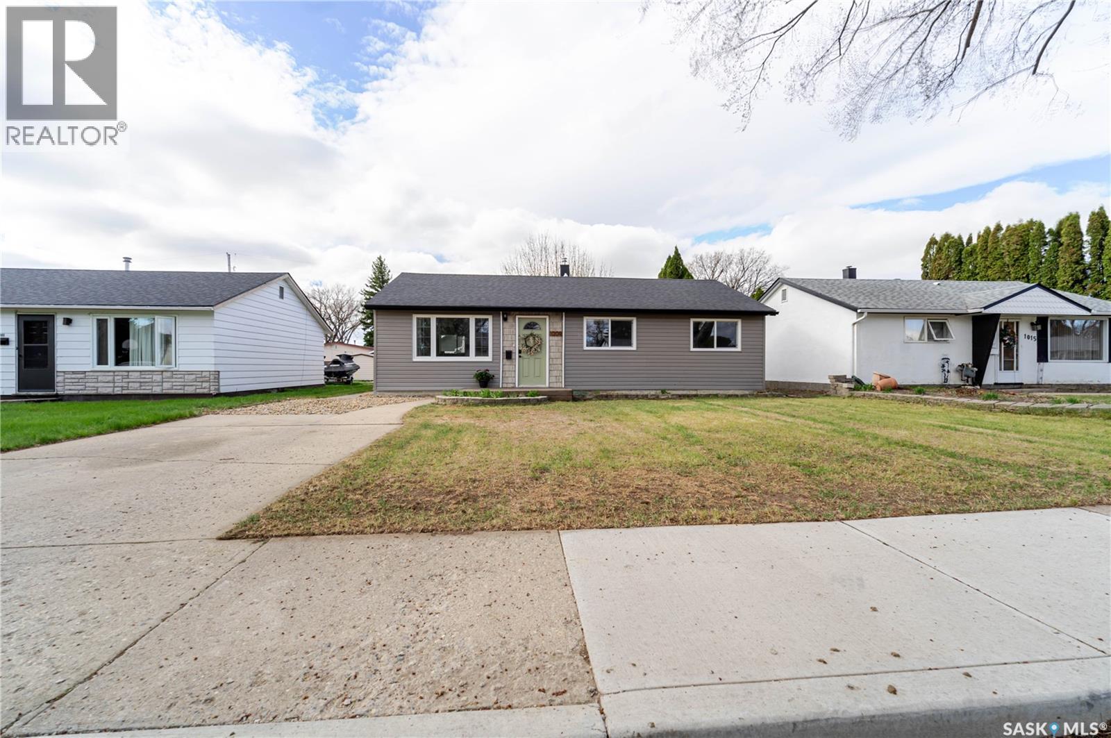1009 Edmonton Street, Moose Jaw, Saskatchewan  S6H 3A9 - Photo 1 - SK036147