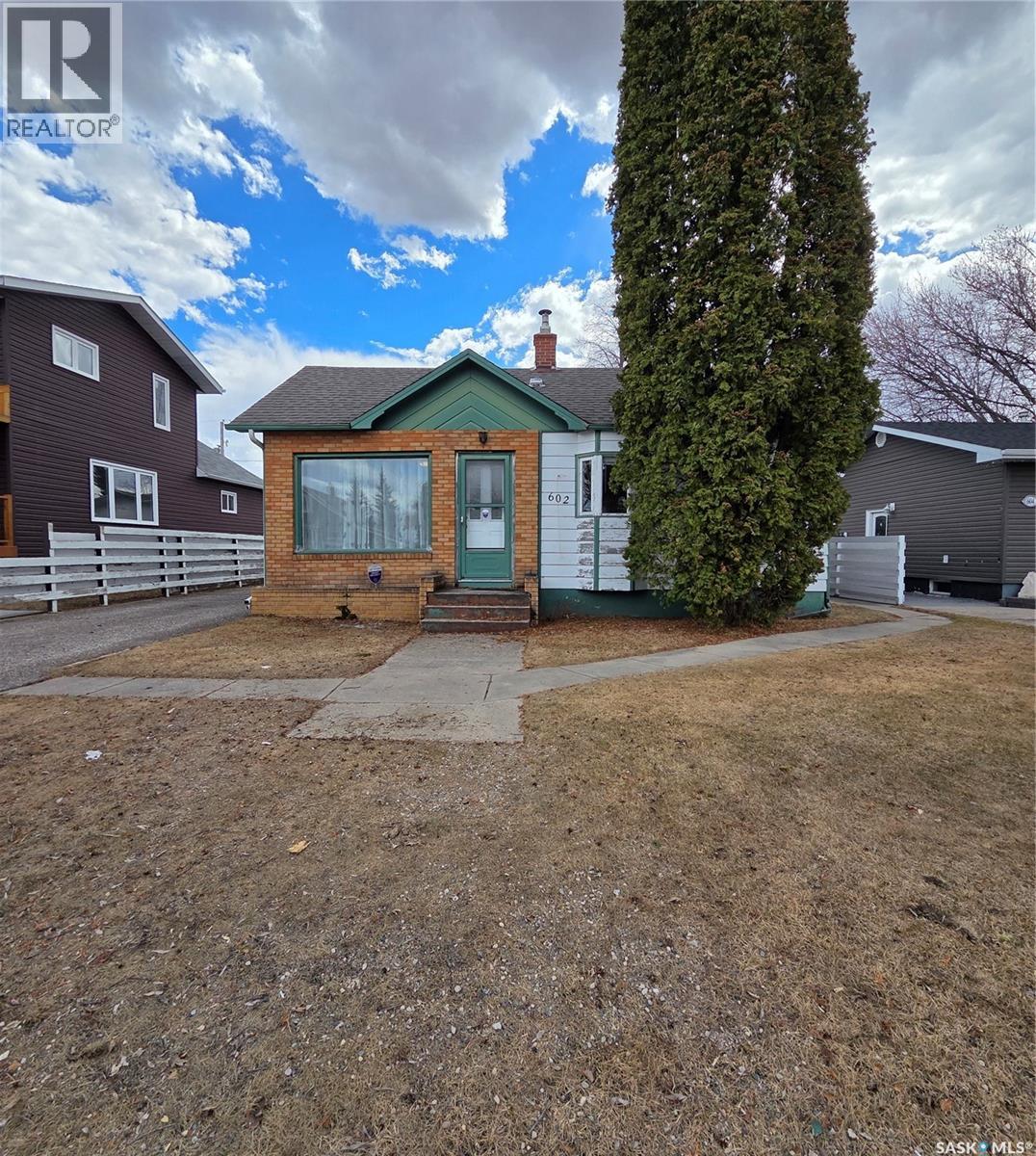 602 8th Avenue W, Nipawin, Saskatchewan  S0E 1E0 - Photo 1 - SK036100