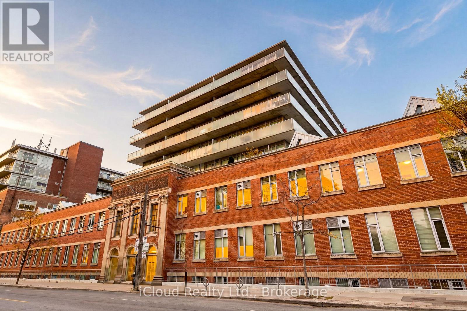 <div class="slider-price">$1,210,000</div><p>244 - 201 Carlaw Avenue, Toronto, Ontario</p>