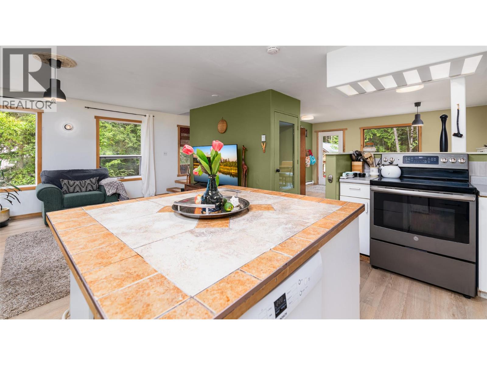 426 Aspen Road, Riondel, British Columbia  V0B 2B0 - Photo 5 - 10387552