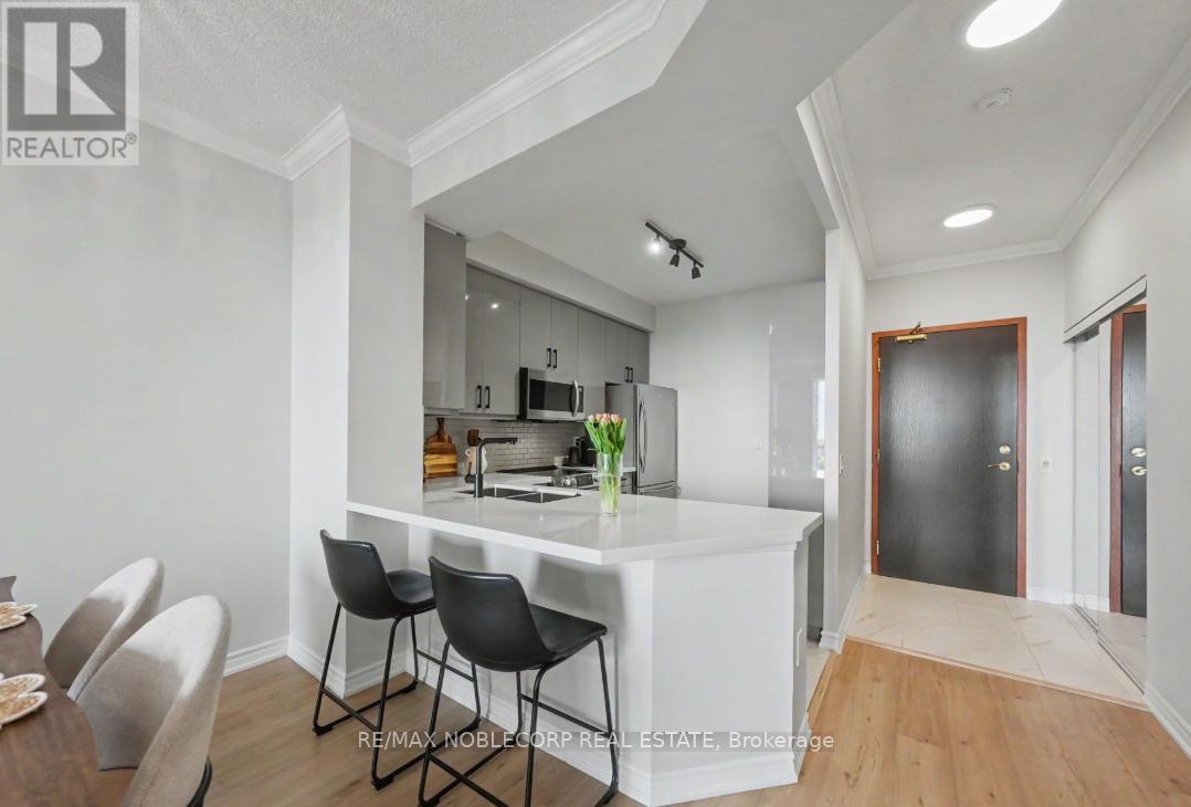 709 - 1 Belvedere Court, Brampton, Ontario  L6V 4M6 - Photo 2 - W13135414