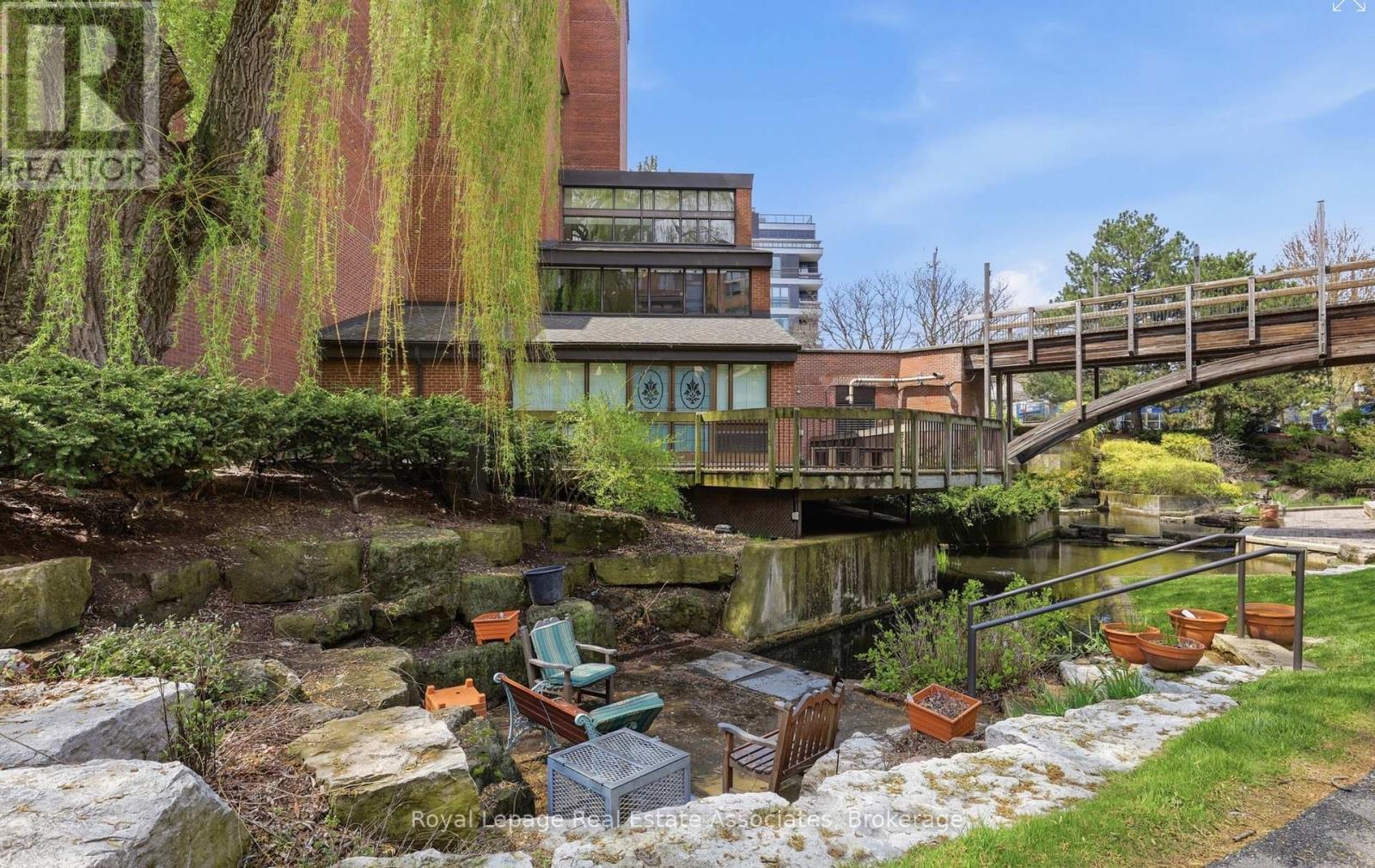 <div class="slider-price">$950,000</div><p>116 - 40 Sylvan Valley Way, Toronto, Ontario</p>