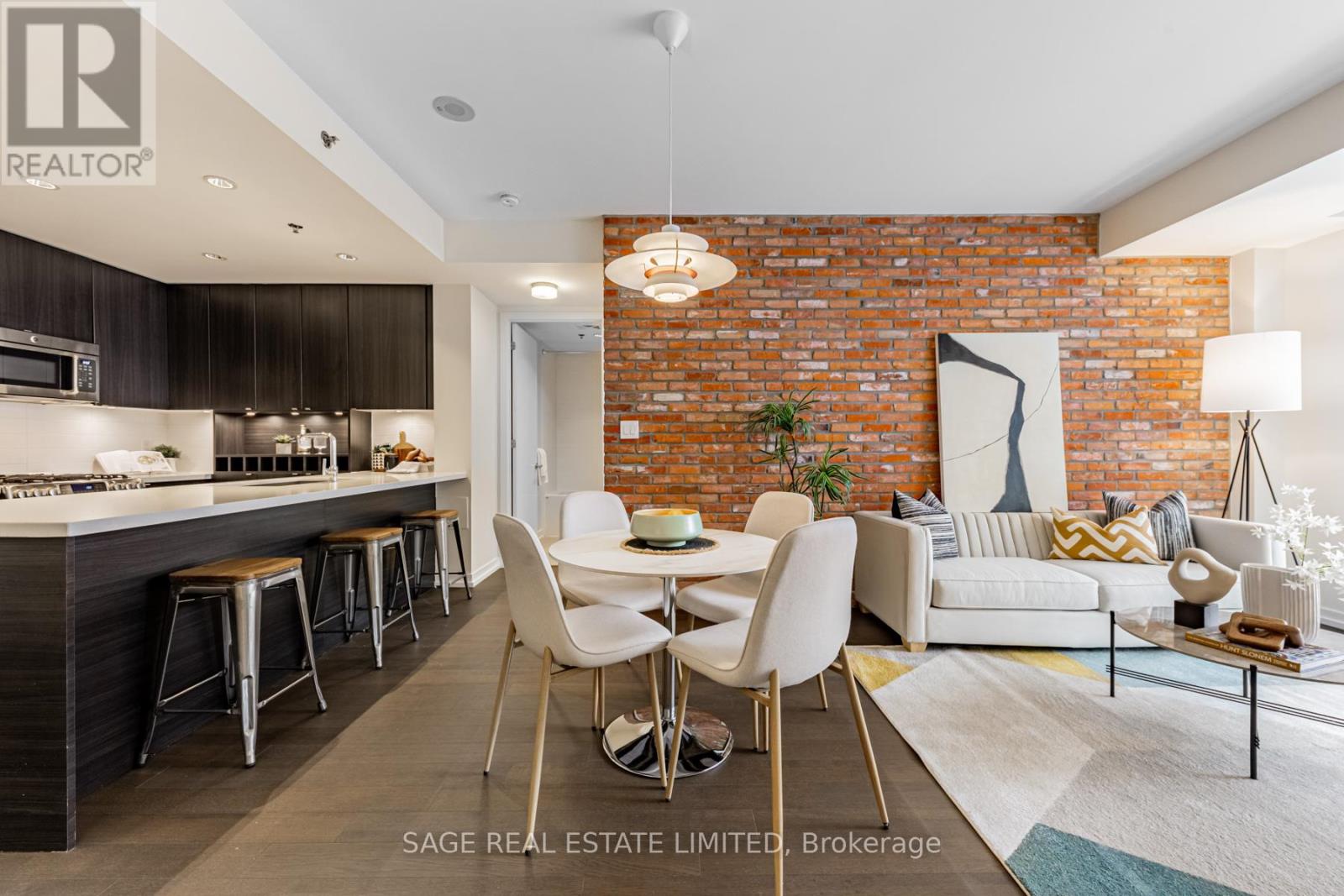 <div class="slider-price">$915,000</div><p>213 - 88 Colgate Avenue, Toronto, Ontario</p>
