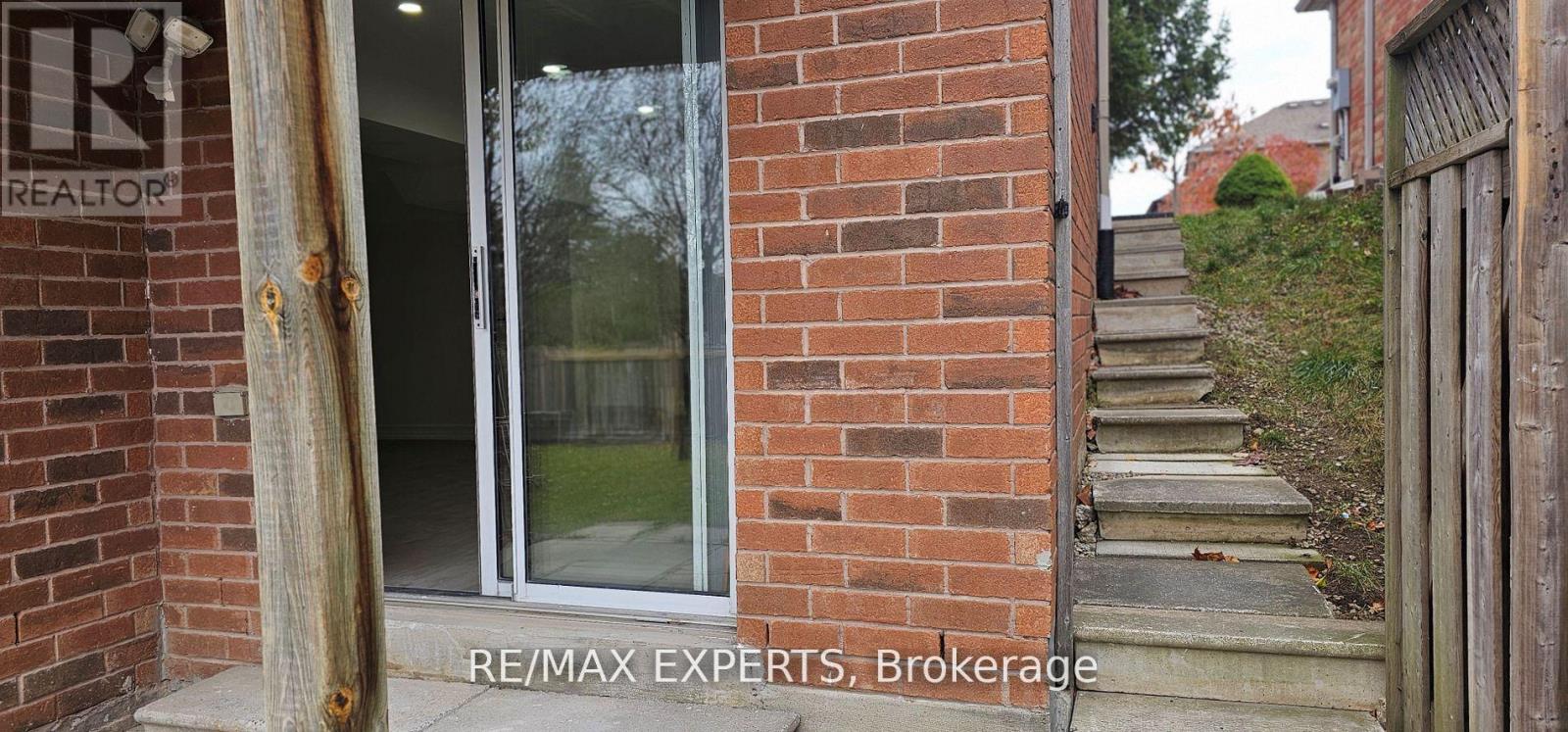 Main Floor - 221 Matthew Drive, Vaughan, Ontario  L4L 9B1 - Photo 38 - N13135514
