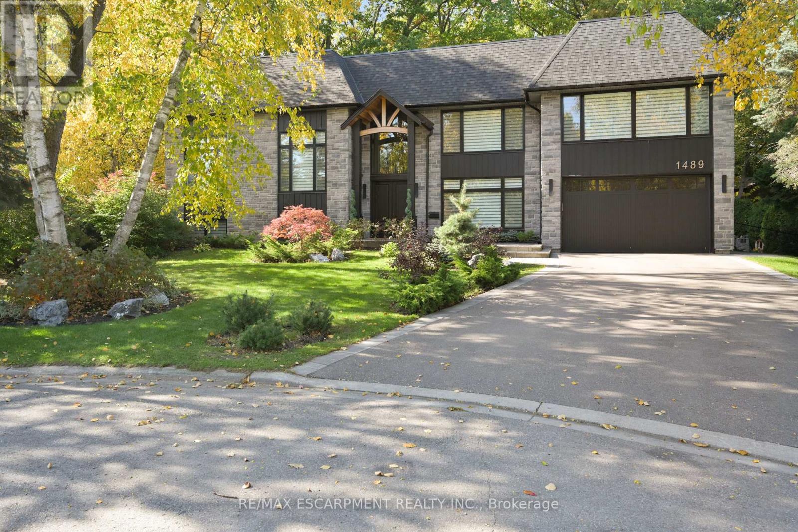 1489 Rogerswood Court, Mississauga, Ontario  L5J 1R7 - Photo 2 - W12903830