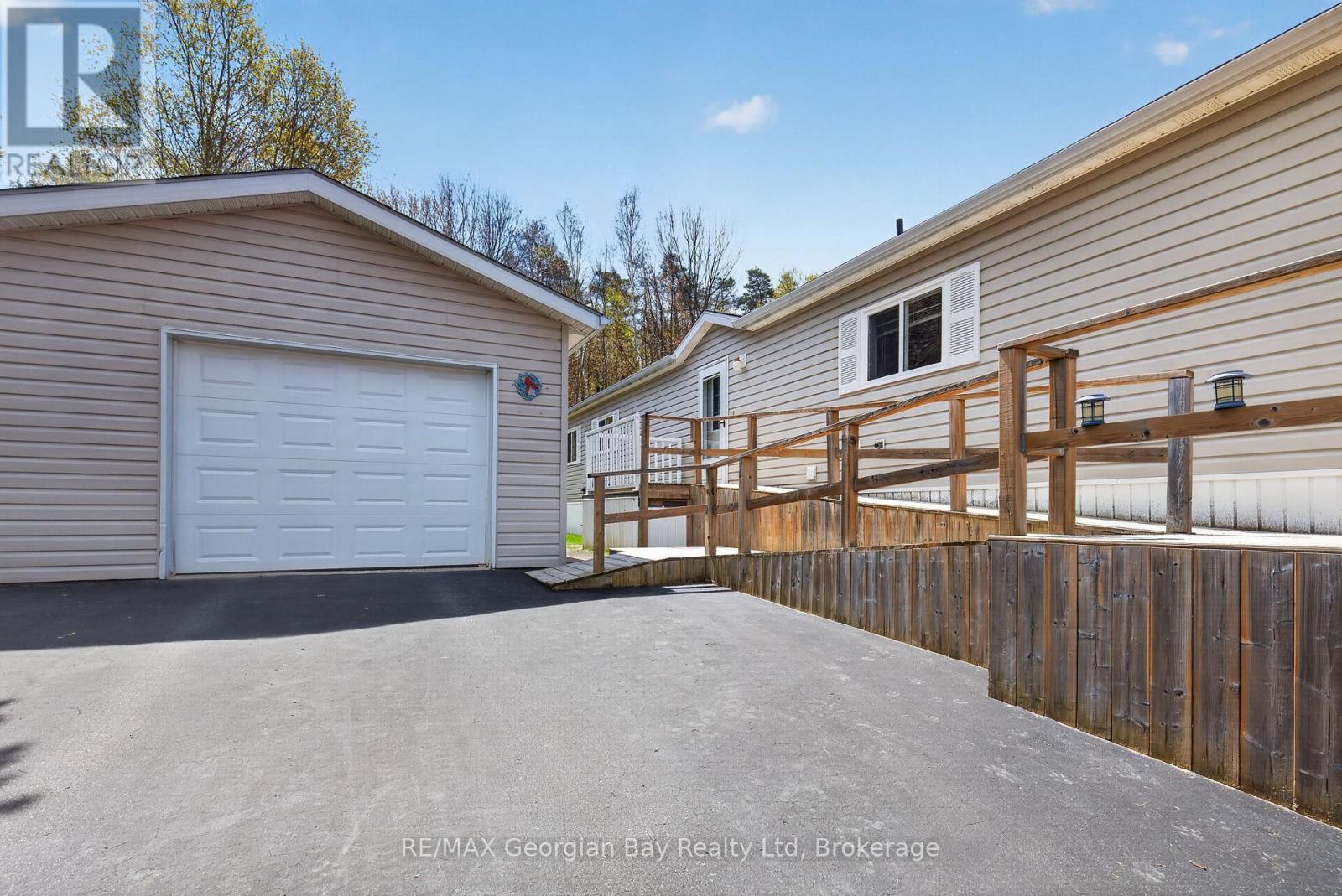 43 Highland Ave - 5411 Elliott Side Road, Tay, Ontario  L4R 4K3 - Photo 18 - S12940546