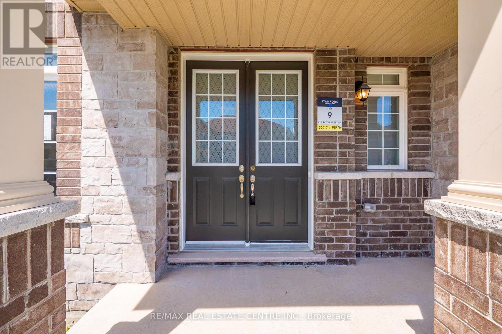 423 Royal West Drive, Brampton, Ontario  L6X 5K1 - Photo 4 - W13112116