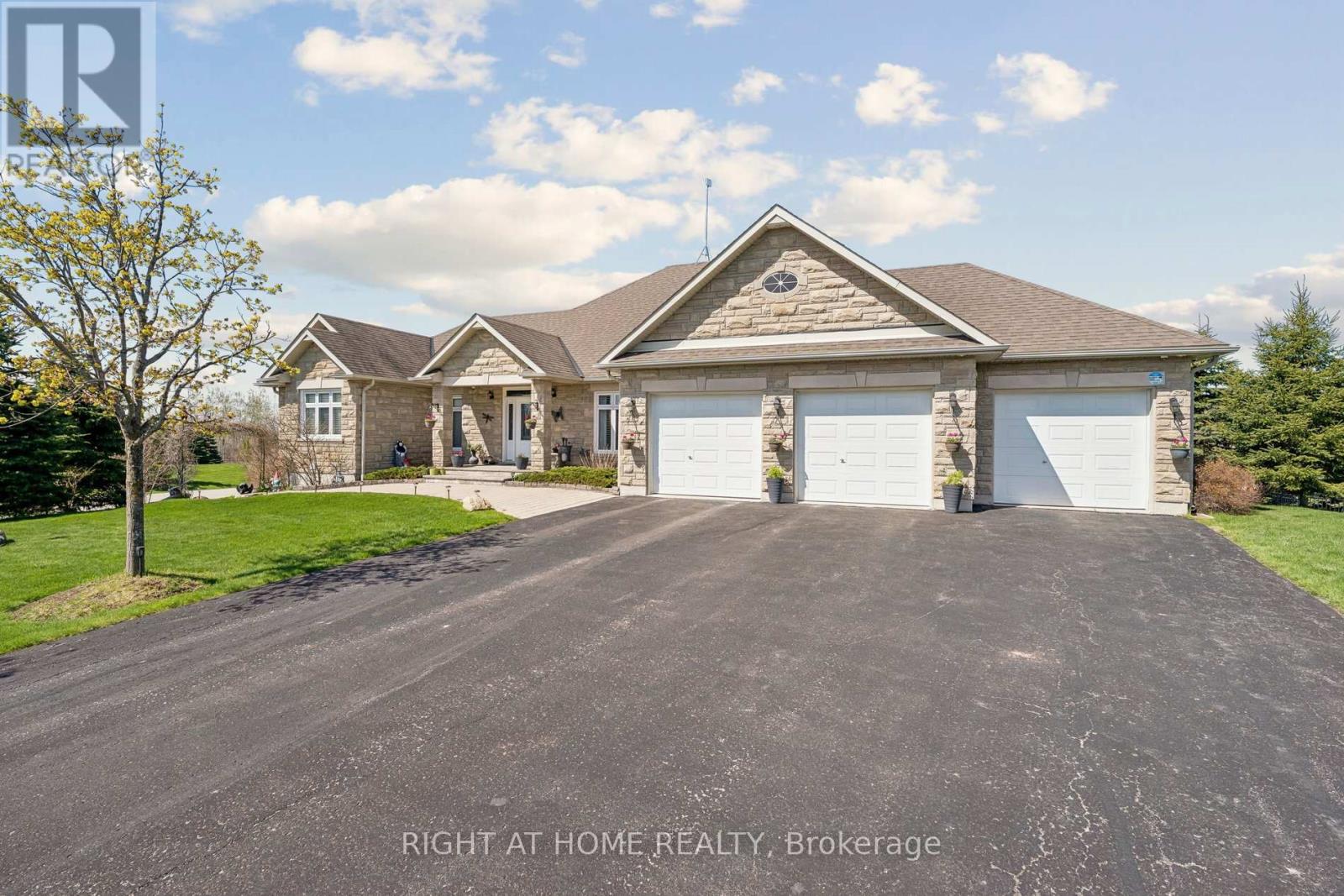 10 Brolley Crescent, Essa, Ontario  L0L 2N2 - Photo 2 - N13135982
