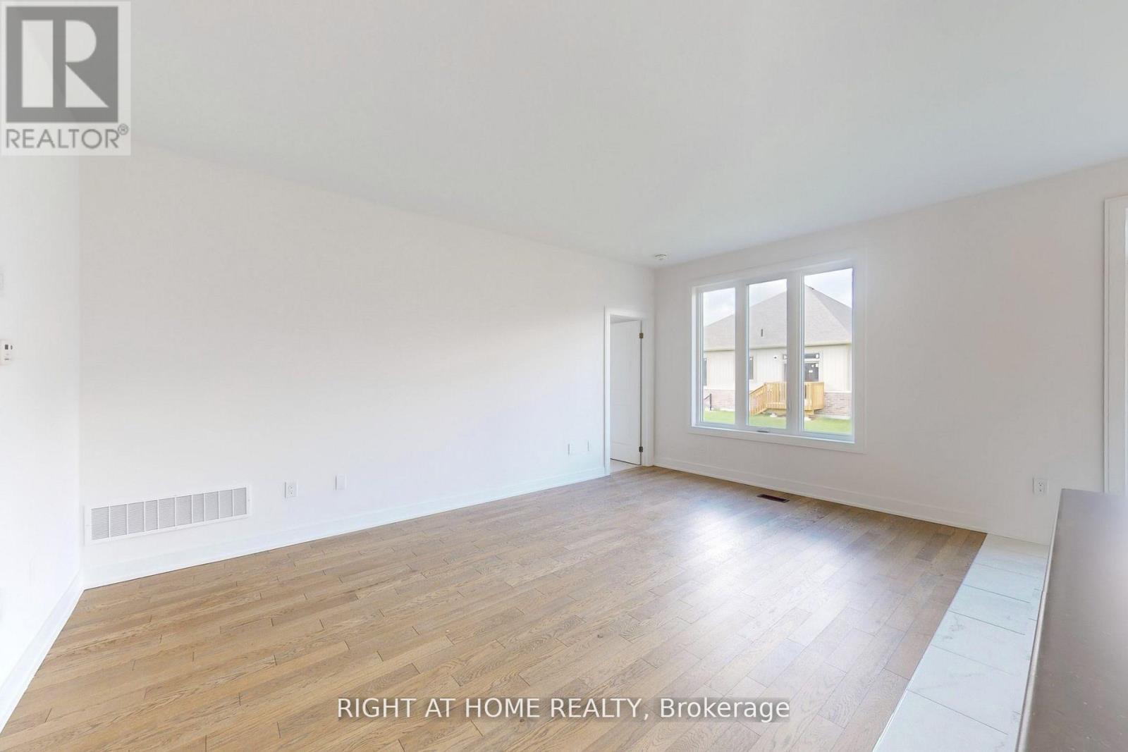 258 Duncan Street, Clearview (Stayner), Ontario  L0M 1S0 - Photo 3 - S13136016