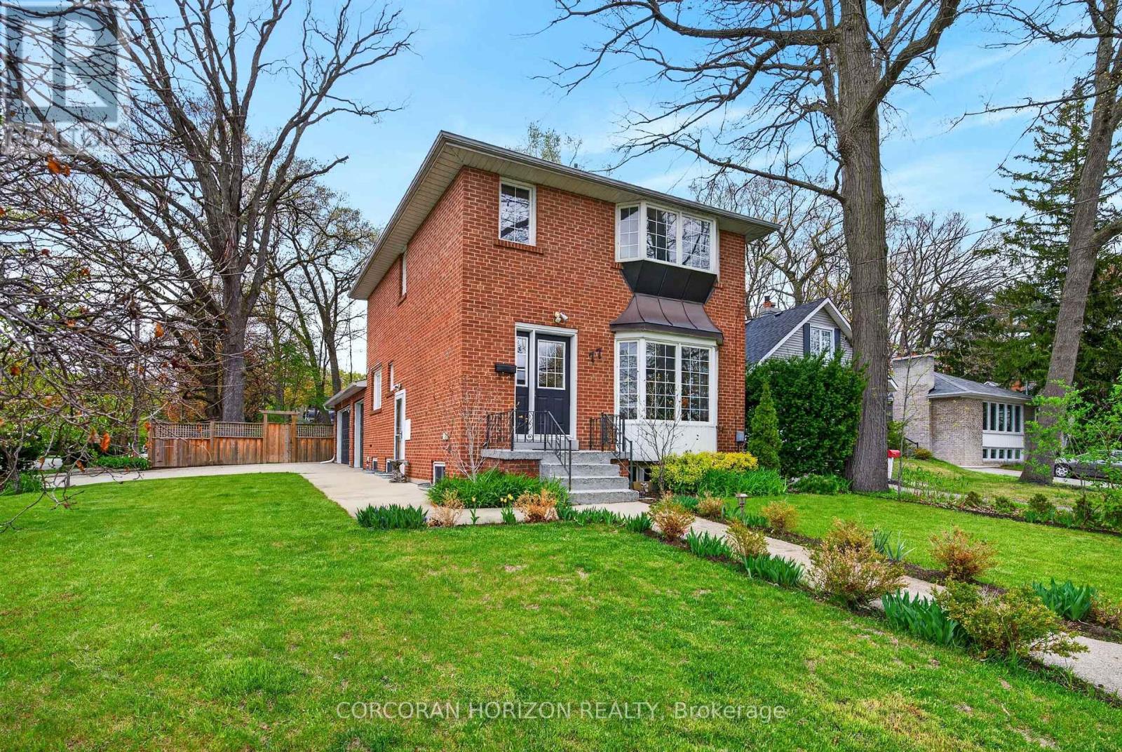 77 Mineola Road E, Mississauga, Ontario  L5G 2E6 - Photo 3 - W13135908