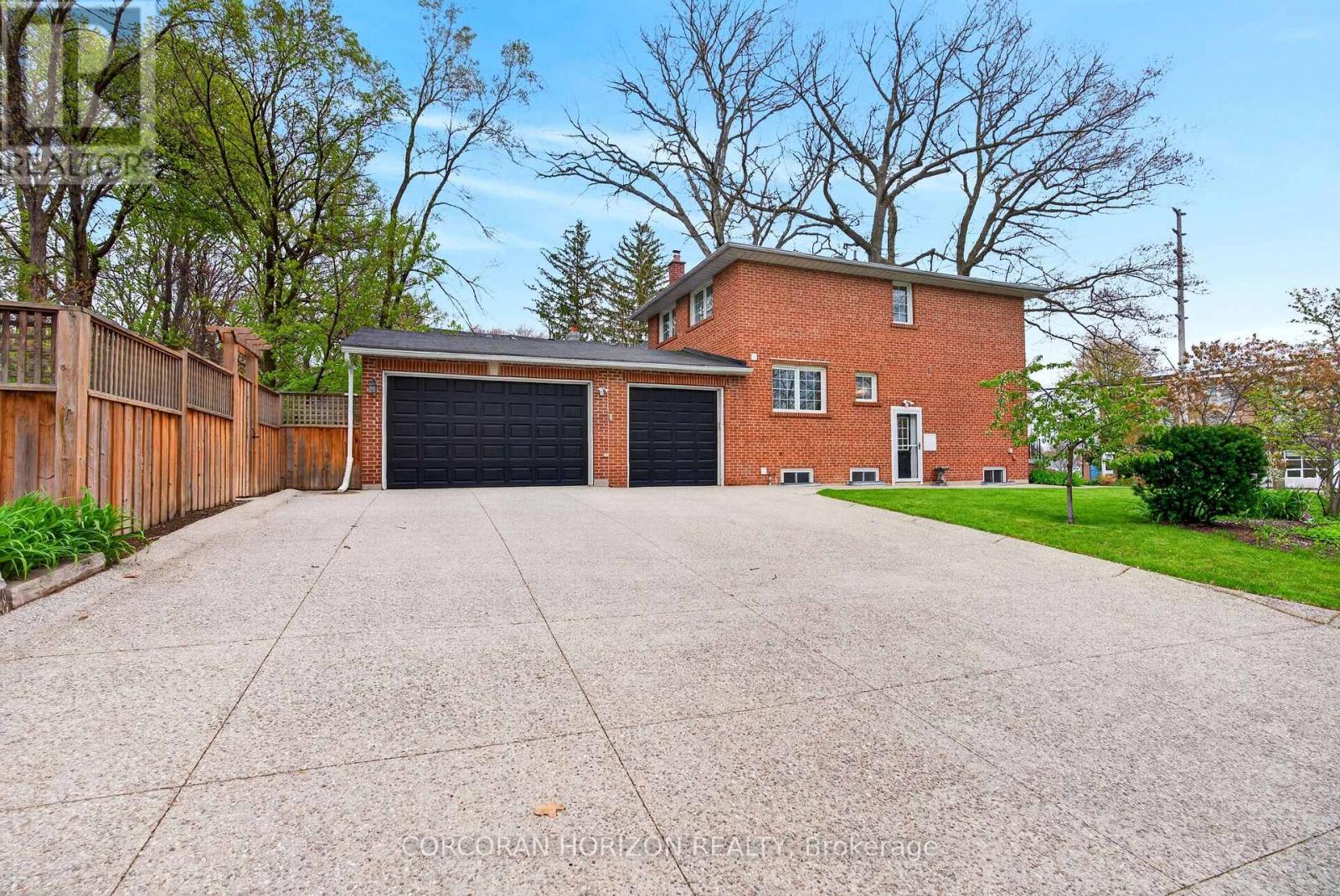 77 Mineola Road E, Mississauga, Ontario  L5G 2E6 - Photo 4 - W13135908