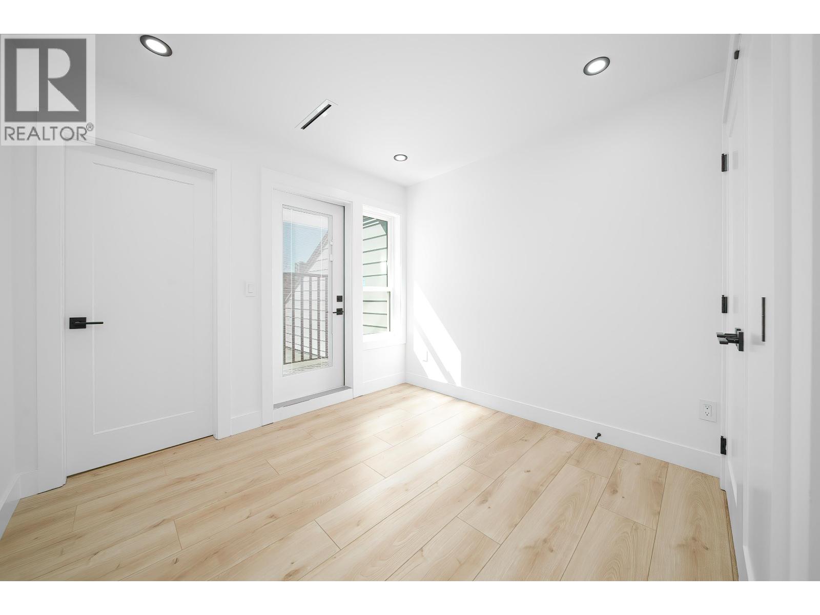 8012 11th Ave, Burnaby, British Columbia  V3N 2N7 - Photo 29 - R3121621
