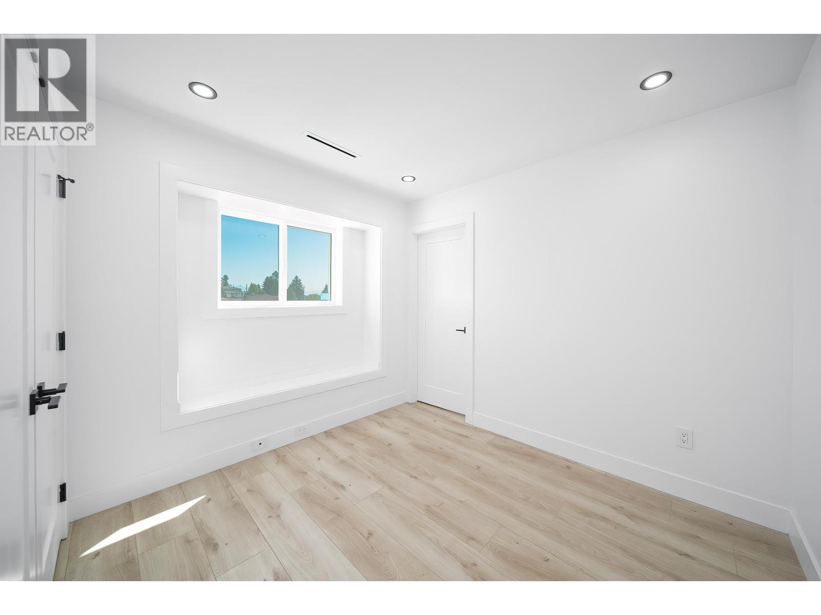 8012 11th Ave, Burnaby, British Columbia  V3N 2N7 - Photo 31 - R3121621