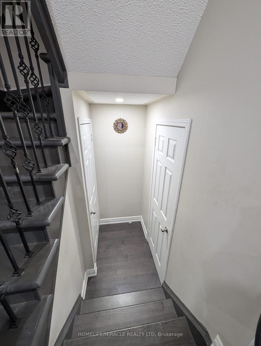 1326 Weir Chase, Mississauga, Ontario  L5V 2X1 - Photo 2 - W13105398