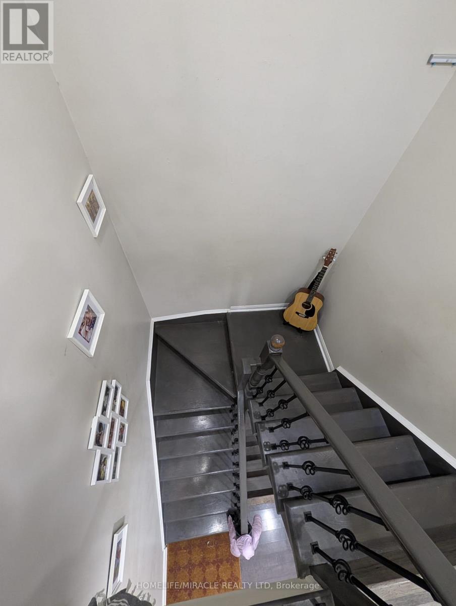 1326 Weir Chase, Mississauga, Ontario  L5V 2X1 - Photo 7 - W13105398