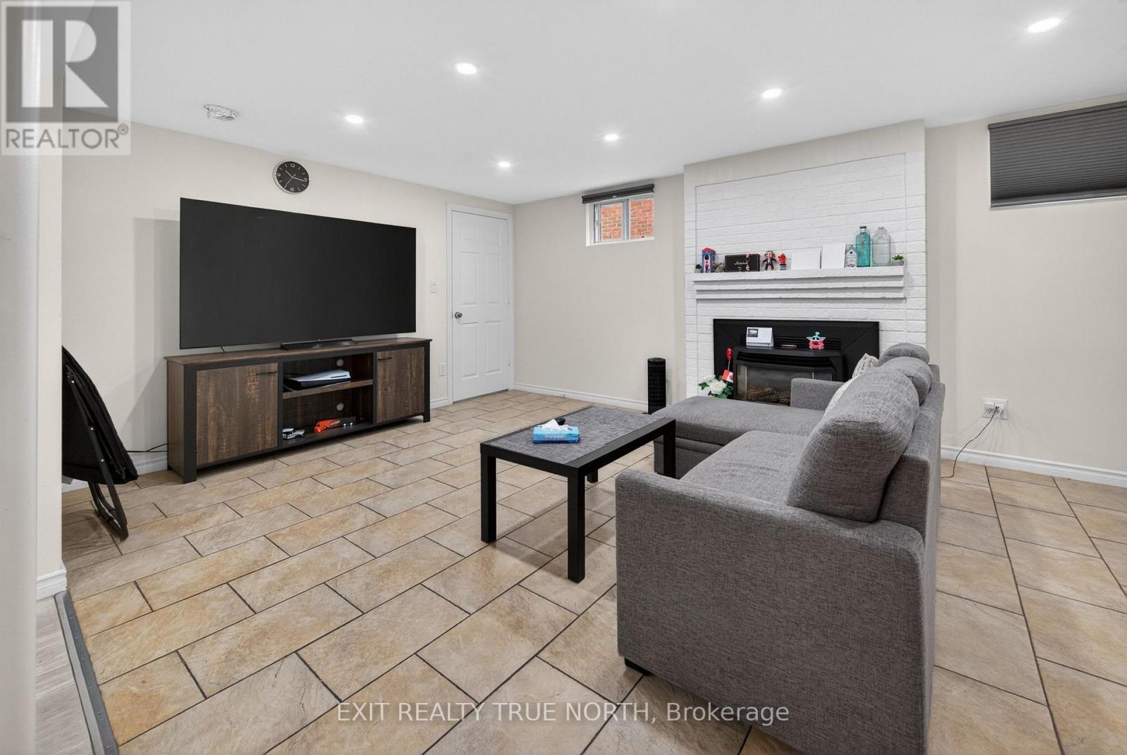 Unit B - 92 Aberdeen Avenue, Vaughan, Ontario  L4L 1C2 - Photo 4 - N13136086