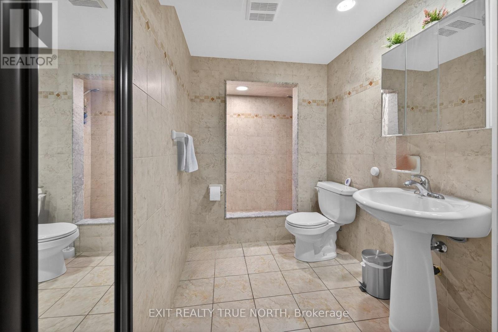 Unit B - 92 Aberdeen Avenue, Vaughan, Ontario  L4L 1C2 - Photo 6 - N13136086