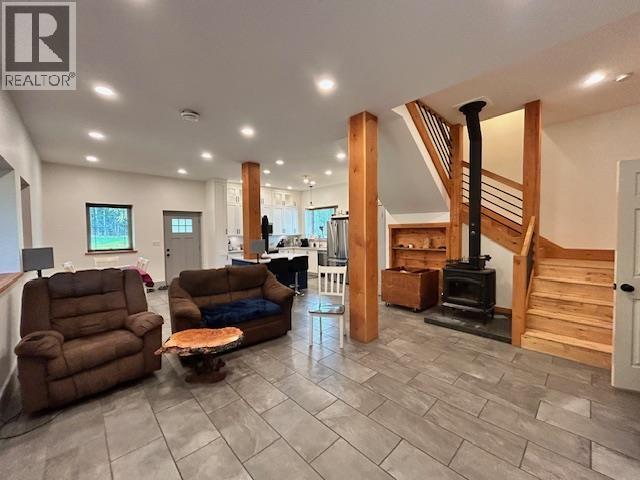 520 Oak Street, Vanderhoof, British Columbia  V0J 3A1 - Photo 1 - R3124130
