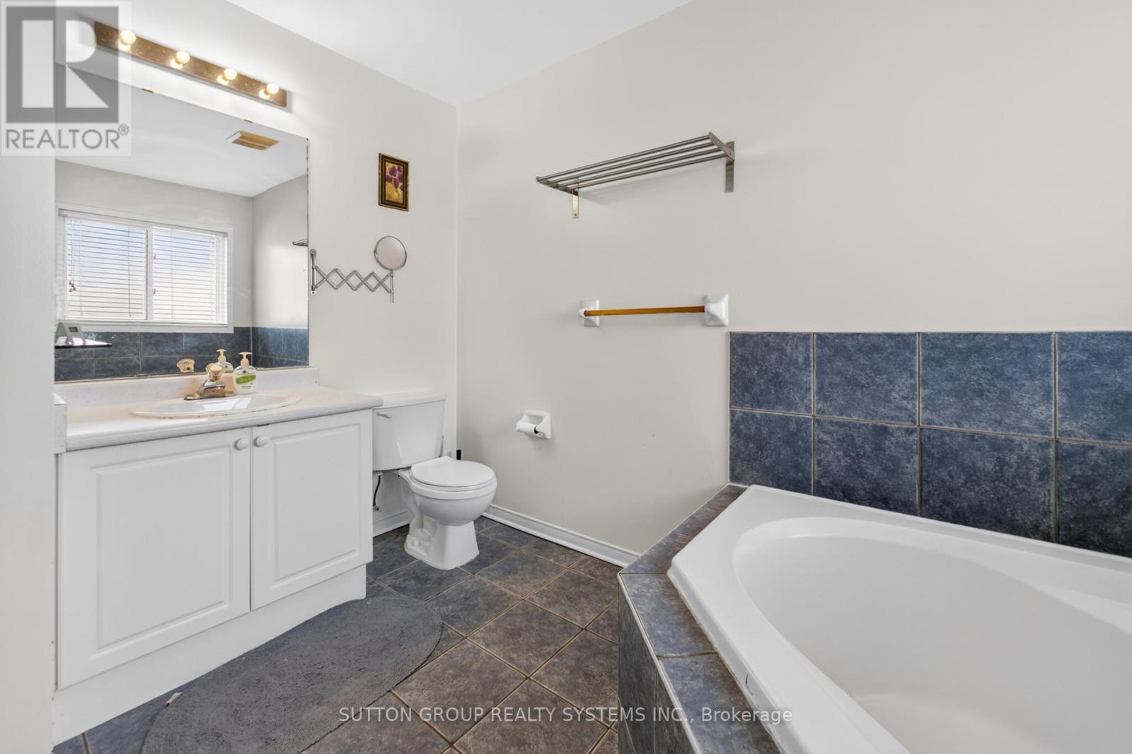 5705 Jenvic Grove E, Mississauga, Ontario  L5M 7B4 - Photo 29 - W13136036