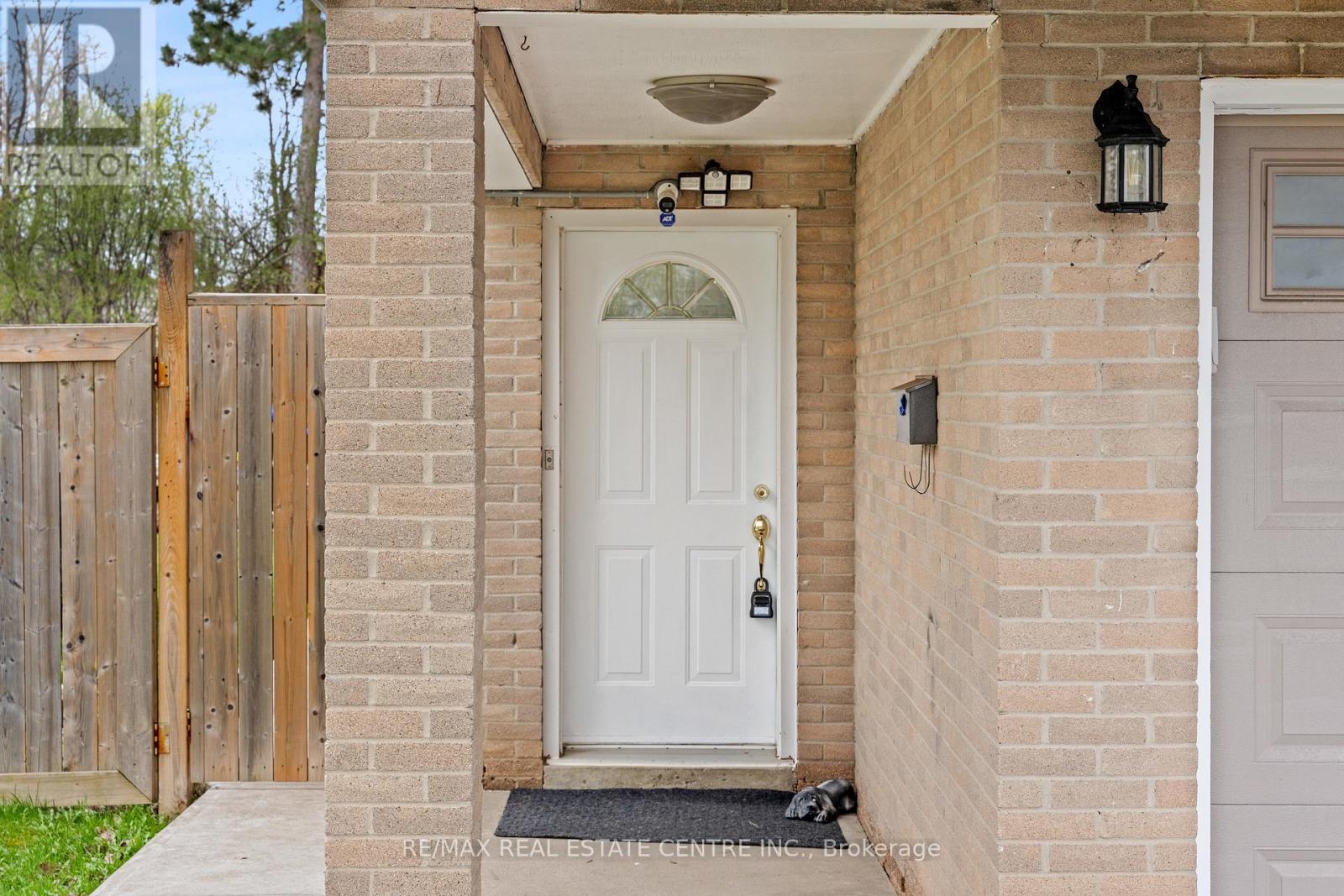 22 Glen Echo Court, Brampton, Ontario  L6S 5T9 - Photo 4 - W13136050