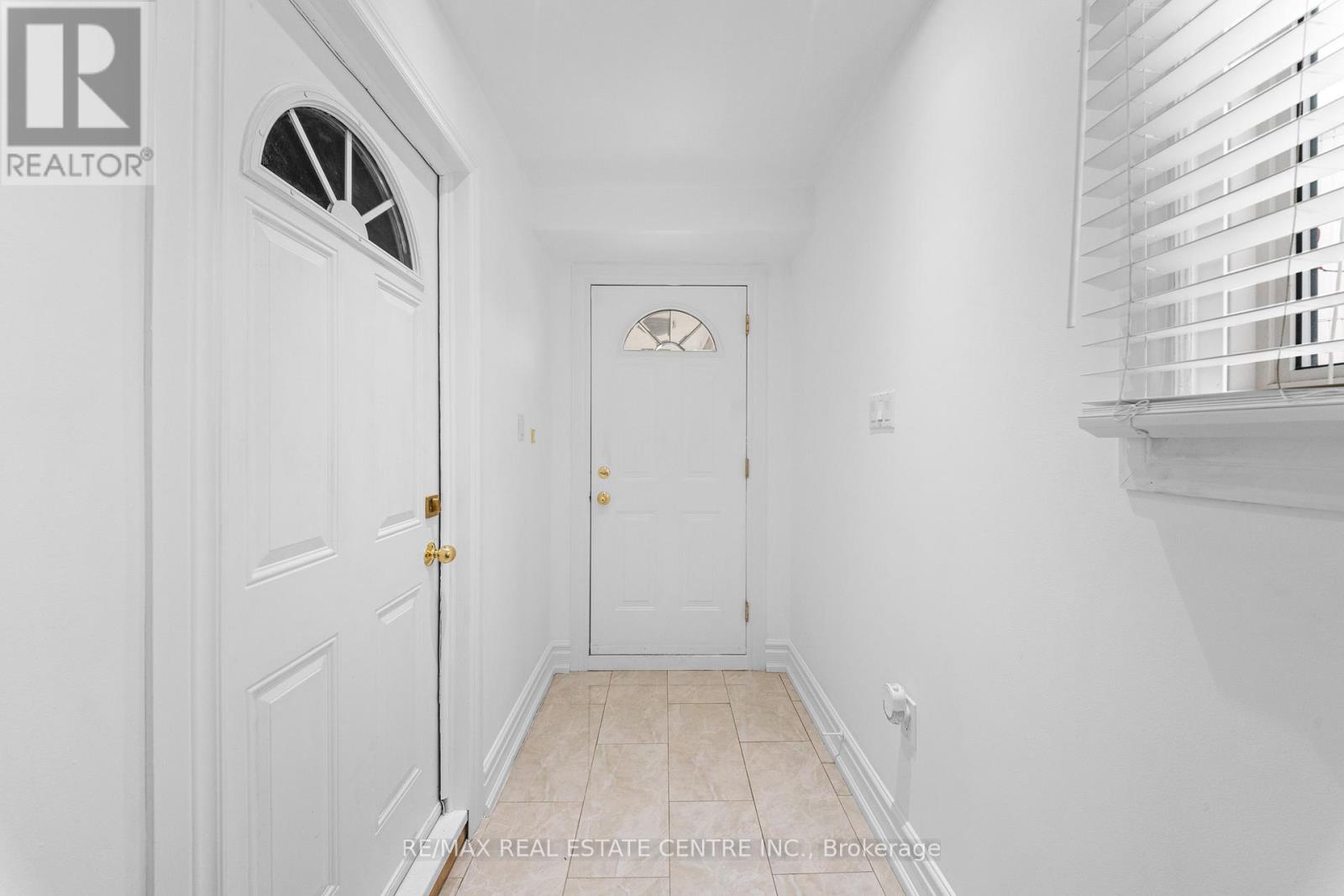 22 Glen Echo Court, Brampton, Ontario  L6S 5T9 - Photo 5 - W13136050