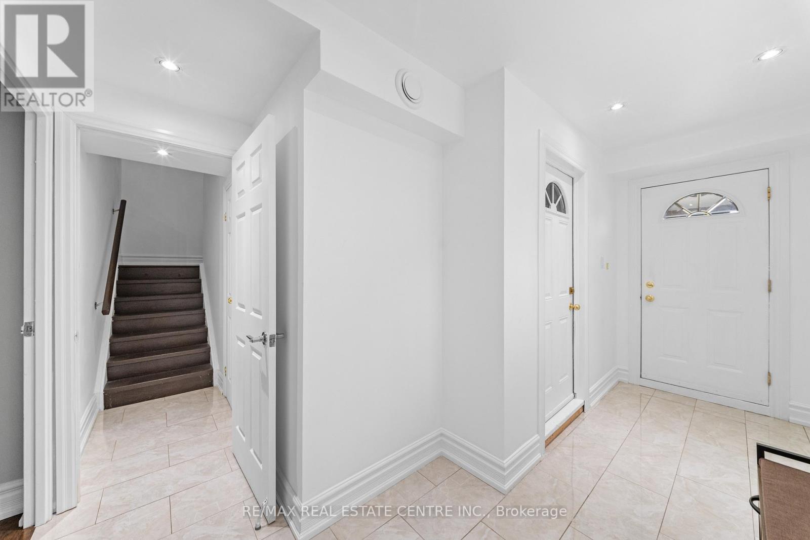 22 Glen Echo Court, Brampton, Ontario  L6S 5T9 - Photo 6 - W13136050